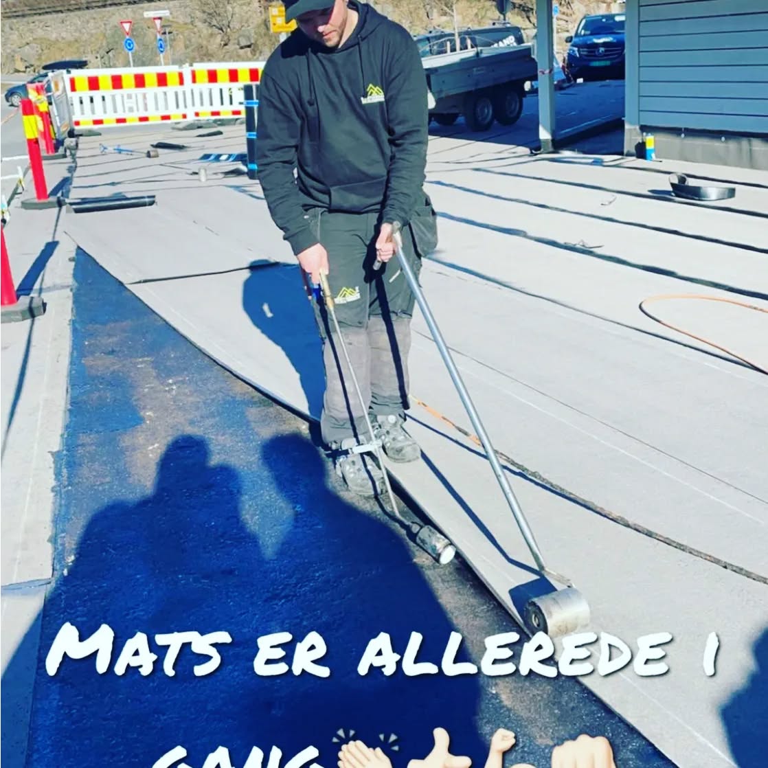 Her er Mats og gjengen igang med tekking av parkeringsdekke 😎💪
