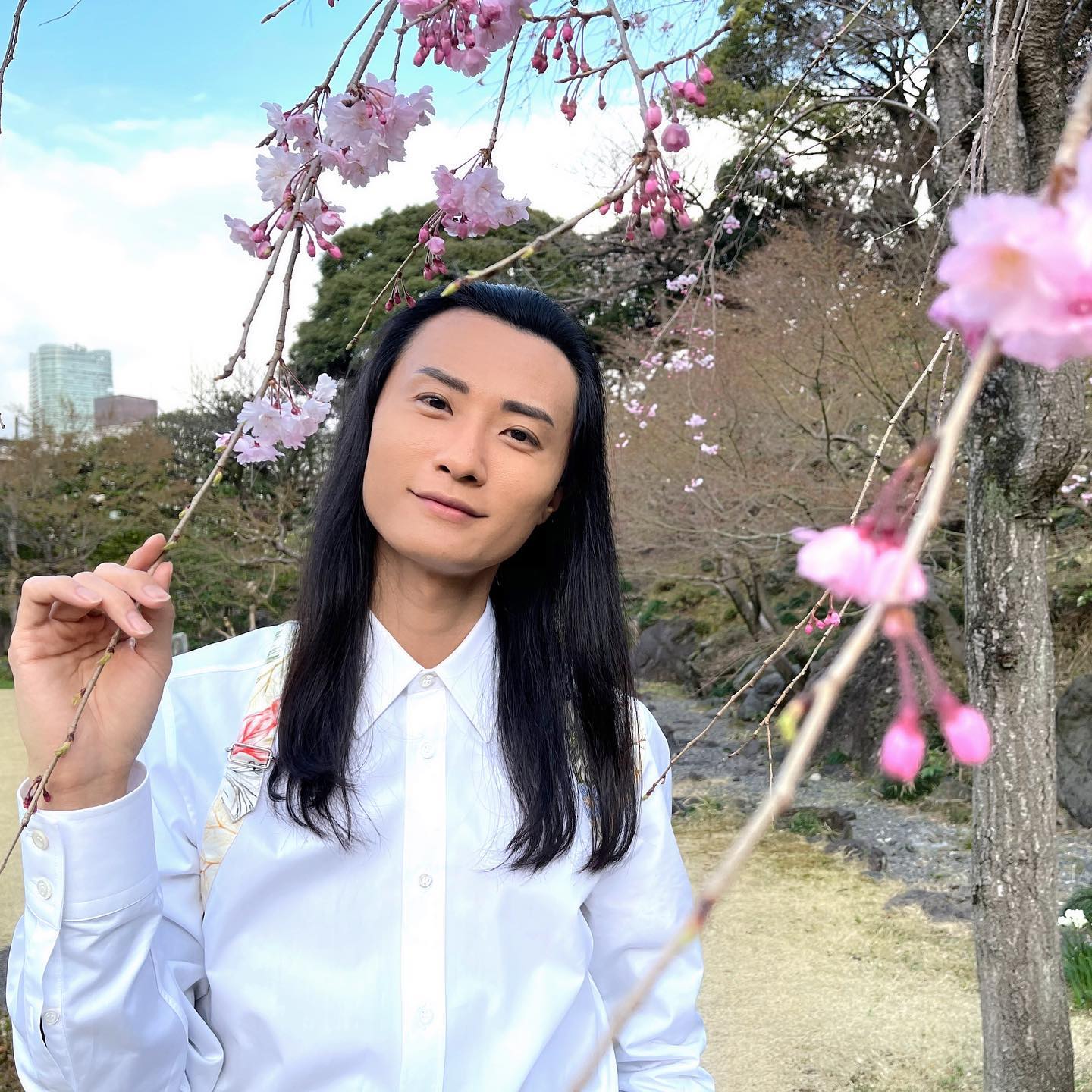 みなさん、こ��んにちは^ ^ 😁
インスタ更新からしばらく経ちました 🙏
みなさま、お元気ですか?! 💕
📸写真は、ヤンタラジローが以前、都内で桜と一緒に撮ったもの
🌸都内も桜があちこち咲き始めて、満開までもう少しです🤩
💨3月はたくさんの変化を体験されている方も多いでしょう💨
🌸春分の日『新しいあなたの誕生』(トリニティ主催)では、そんなエネルギーシフトを前向きに乗り切る
天界から神聖な音と音楽による祝福、マスターたちからの導きが受け取れるでしょう。
😁お会いできるのを楽しみにしています♪
👉イベント詳細+申し込み プロフィールにあるリンクからどうぞ!
#springequinox #春分の日 #桜 #celestialbeings #lightlanguage #alchemycrystalbowls