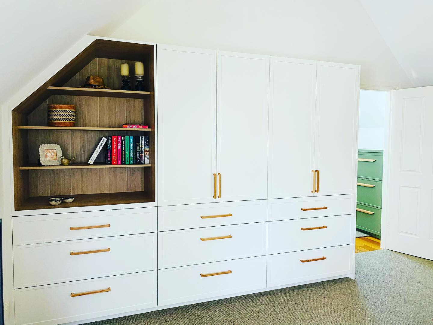 Always exciting when you see joinery projects spring to life. This large wardrobe has hanging space, drawers and bonus bookshelves to corral all the lucky ownerās treasures. Beautifully executed by @platinumgroupnsw and dressed up with gorgeous timber handles from @kethy.australia we think itās just perfect how it tucks into this alcove.
#customjoinerydesign #customjoinerydetail #sydneyinteriordesign #cutehandles #whitejoinery