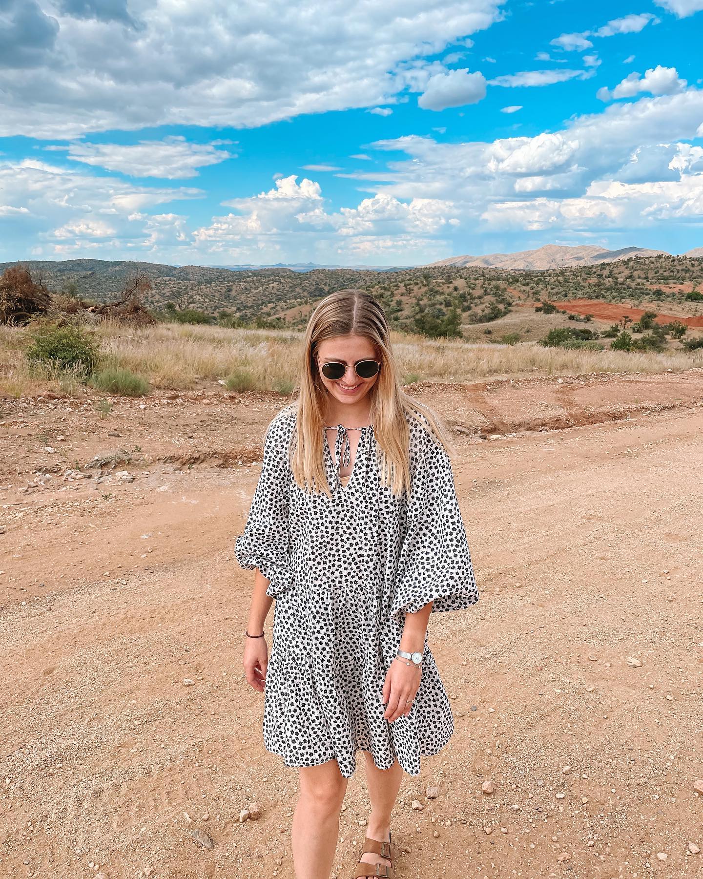 Ein Lebenszeichen von mir! 🫶🏻
Was für verrückte sechs Wochen! Anfang des Jahres wollten wir noch unseren Mietvertrag um mindestens zwei Jahre verlängern, endlich ankommen und die restlichen Möbel für unser kleines Häuschen kaufen. Und dann kam ganz unerwartet dieses neue Haus um die Ecke 😍 ich habe vor 30 Minuten die letzte Kiste endlich ausgepackt und wir haben einen ungefähren Plan welche Möbel wir noch brauchen. Es ist zumindest absehbar 😂
Dachte ich melde mich mal mit einem „normalen“ Post und morgen hoffentlich wieder ausführlicher 🥰
Dienstag ist hier Feiertag und wir haben etwas ganz tolles geplant, seid gespannt!
Was ist denn bei euch so völlig ungeplant in letzter Zeit passiert? ❤️
🇬🇧 A quick sign of life from my side 🫶🏻
What a crazy time! Beginning of the year we actually wanted to extend our lease for at least another 2 years, to finally settle and get all the missing furniture for our cute, small house. And than we got an amazing opportunity we couldn’t miss at all 😍 I just unpacked the last box 30 minutes ago and we kind of have a plan what furniture we still need, so there is some hope to finish it soon 😂
We have a public holiday coming up on Tuesday and we have something amazing planned, stay tuned 😍
Did anything unplanned happen to you in the past weeks? ❤️
#namibia #dailylife #travelnamibia #namibiatourism