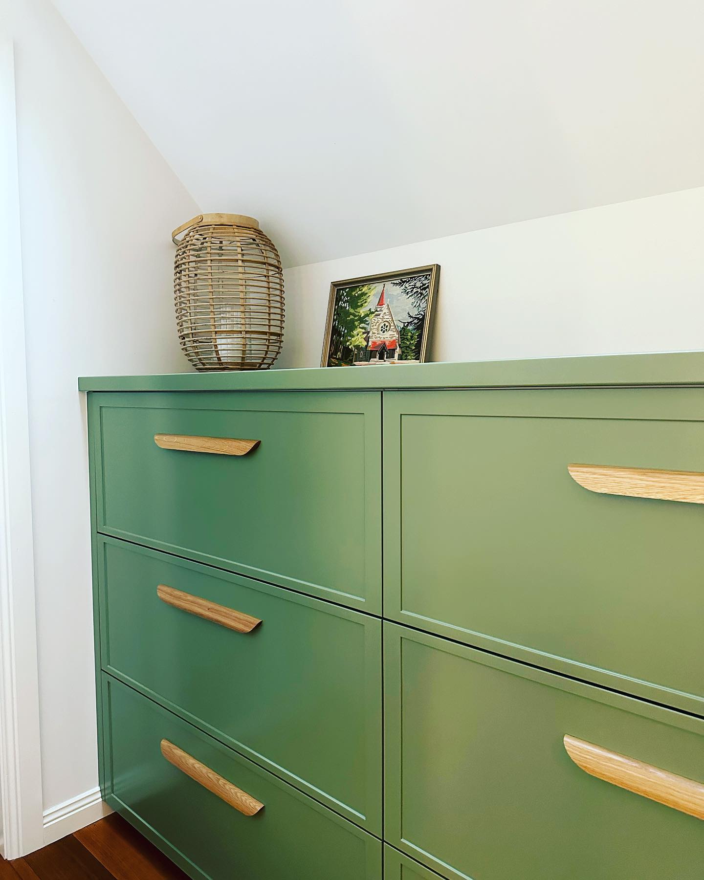 How fabulous is this completely oversized set of drawers designed to house out of season bed linens and jumpers and the like? The beautiful green is so pretty & fresh even on the dullest of days. Design by @rickwardesignstudio with production by Tony and his team @platinumgroupnsw on behalf of my lucky client. customjoinerysydney #bespokedesign #customstoragesolutions #greenjoinery #sydneyinteriordesign