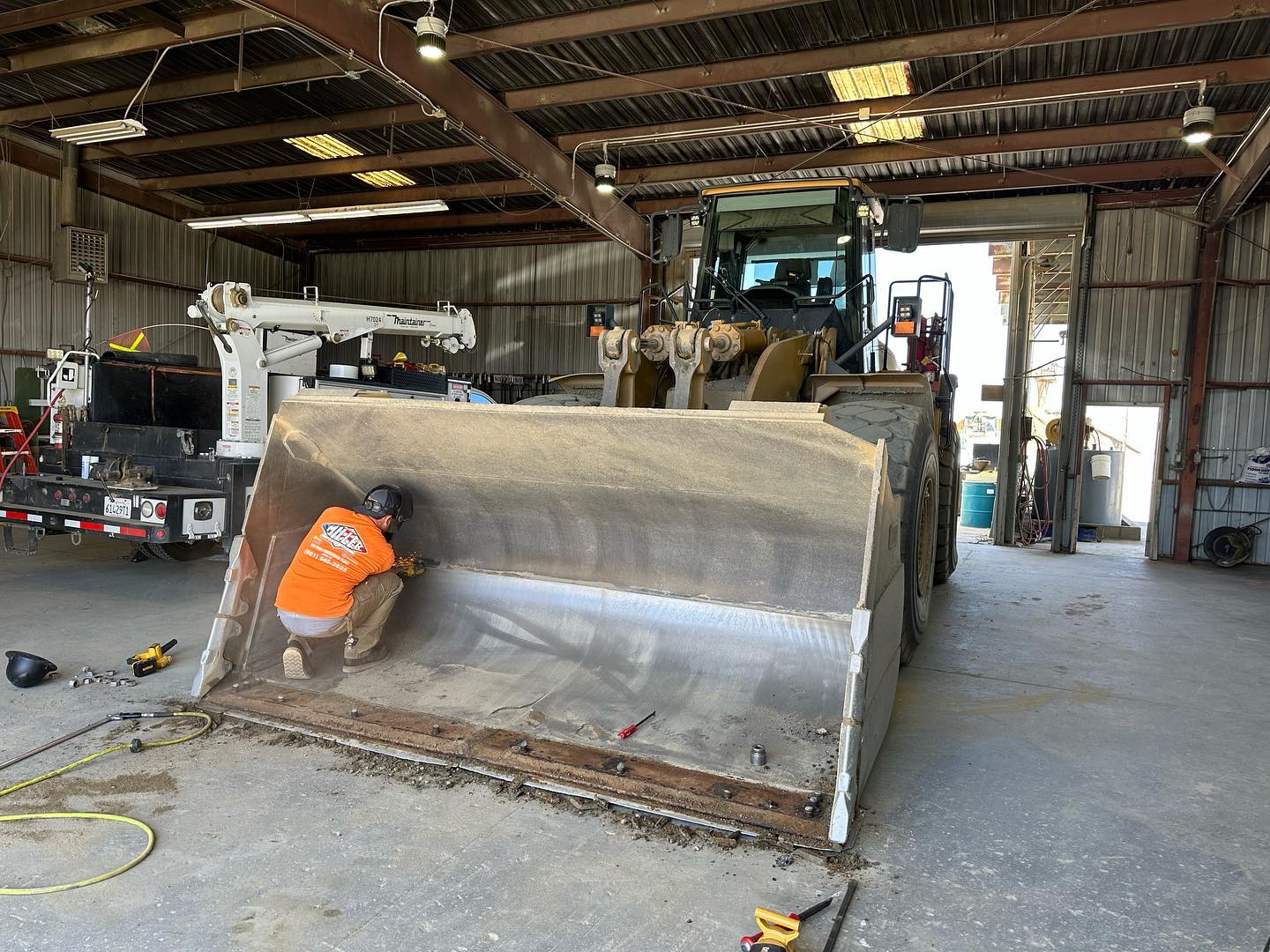 Relining the bucket of a cat 980.