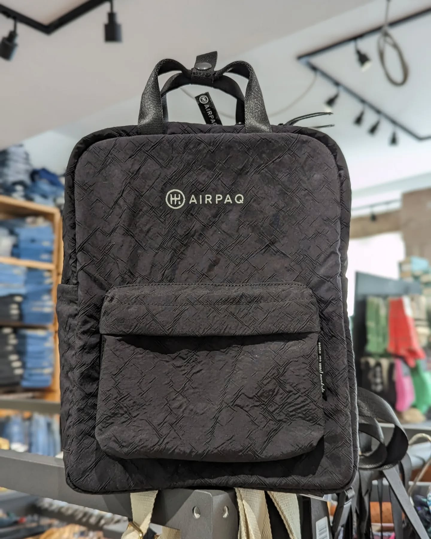 ☀️Neu im Freudenhaus Heidelberg ☀️
☀️ AIRPAQ ☀️
☀️Upcycling Stuff ☀️
#upcycling #fairfashion #backpack #freudenhausheidelberg #heidelberg #nachhaltigkeit #plöck