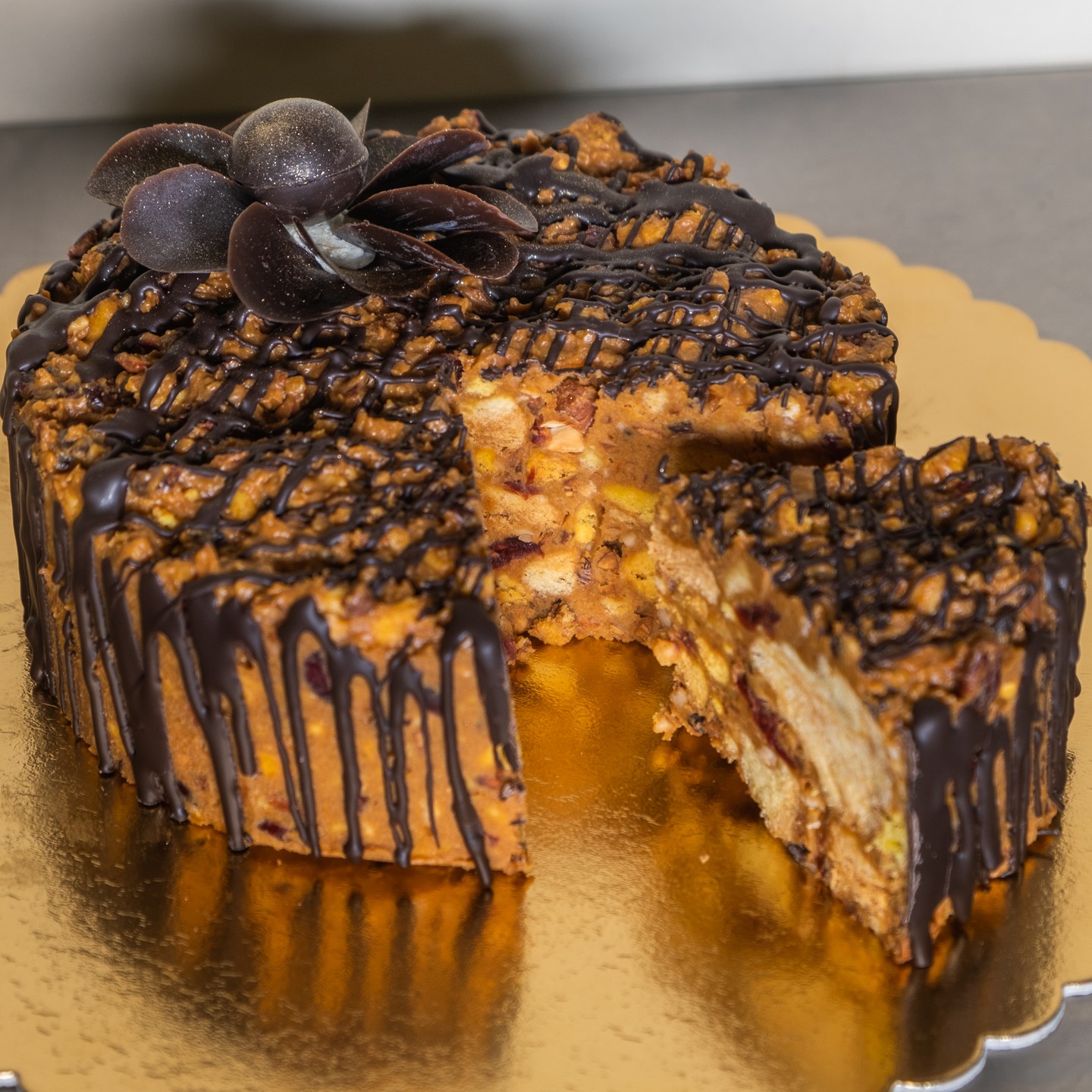 Pristatome "Šakočių" tortą, kuris turi savo istoriją, nes jos receptas gimė sapnuose. Jį pamėgo tiek dideli, tiek maži. Tai puikus desertas iškyloms, gamtos piknikams, šventėms.
Jį galite įsigyti "Kačergės Vingis" ceche Garliavoje, arba prekybos centruose visoje Lietuvoje: RIMI, Norfa, Šilas.