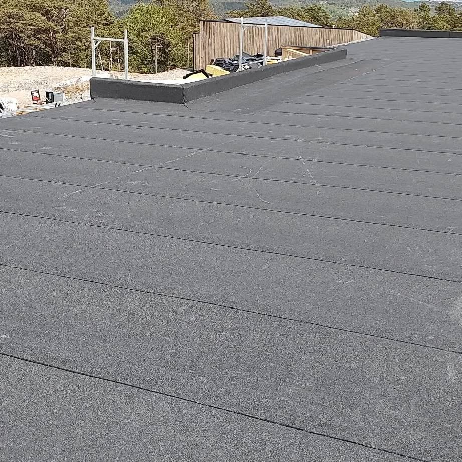 Nydelig vær å jobbe ute i🌞 Her har vi tekket en 6mannsbolig for Lindesnes Bygg As. Vi har også startet på et prosjekt på Stena Recycling for Bårdsen AS. Og tekket noen flotte hytter for Vigebo Bygg AS. 😎