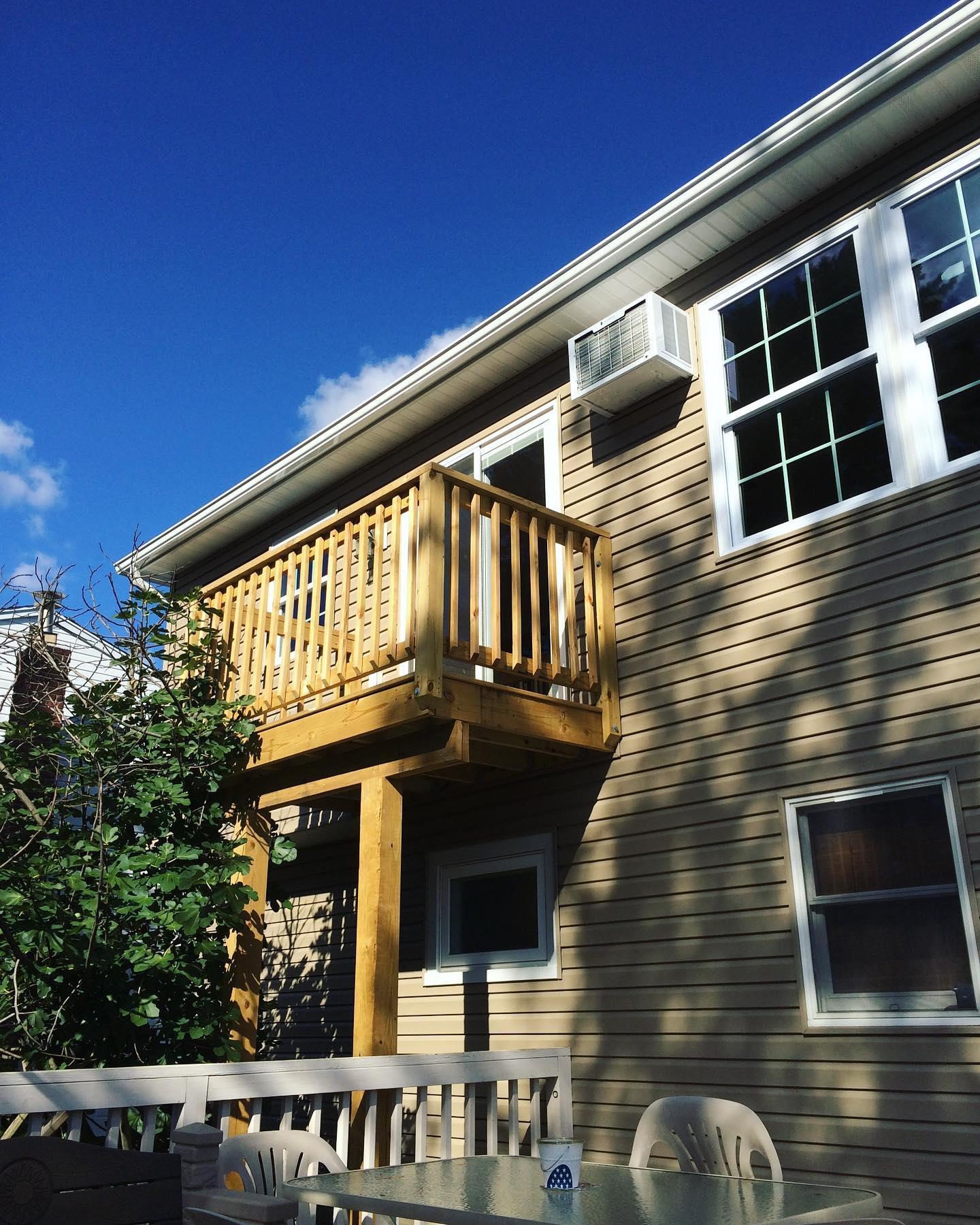 Small deck/balcony
#homeimprovement #carpentry #homeremodeling #homeremodel #hudsonvalleycarpenters #dutchesscountycontractors #hudsonvalley #dutchesscounty