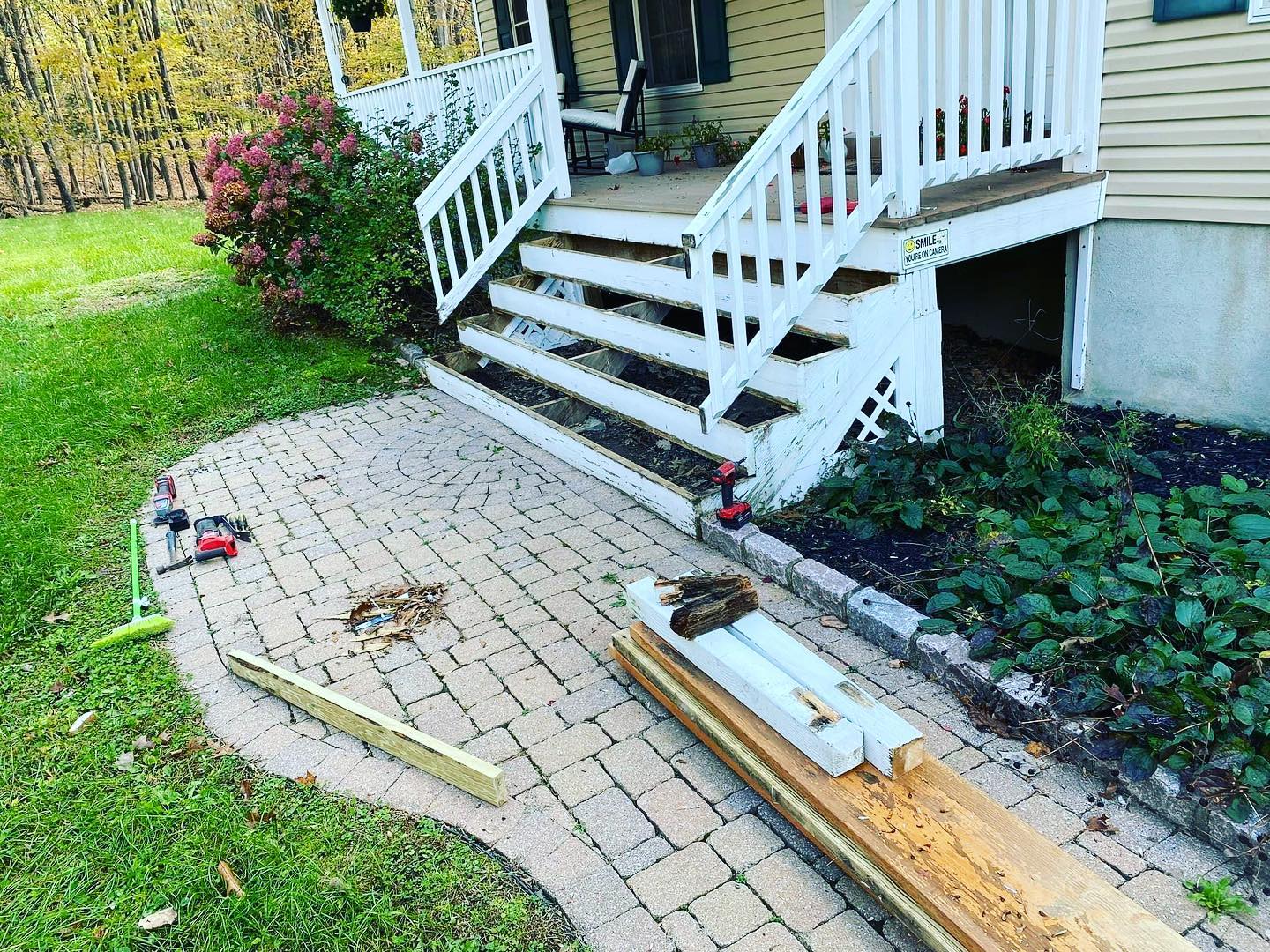 ๐จ ๐ช Before & after. New railing posts and stairs for this clients front porch
#homeimprovement #carpentry #homeremodeling #homeremodel #hudsonvalleycarpenters #dutchesscountycontractors #hudsonvalley #dutchesscounty
