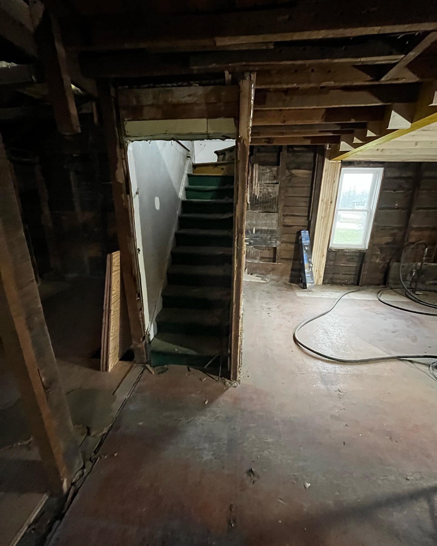 Building a custom staircase on a house we leveled in #wardsvilleontario just outside of #chathamkentontario this #tenovation turned out great! Clients were amazing people to work for and we appreciated the challenge and experience.