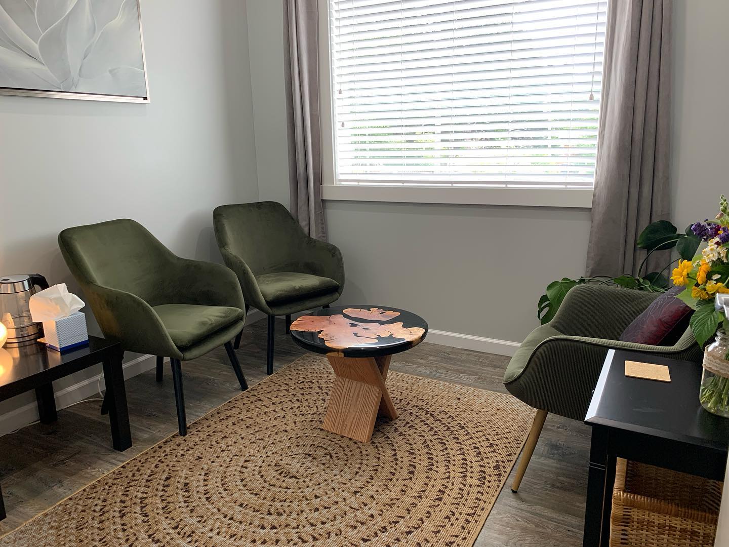 Welcome to the Colwood space located at @back2backchiro! 🤩
Isn't it lovely? I'm fortunate to use this space the first few days of the week and the lovely @lisa_clarabut_counselling uses it the other days! ✨
I'm very much looking forward to seeing clients in this office and helping them in their journey to wellness and growth!
.
.
#counselling #canadiancounsellor #registeredclinicalcounsellor #victoriabc #pnwcounsellor #counsellingpractice #individualcounselling #bcacc #ccpa #RCC #counsellor #colwood #cityofcolwood