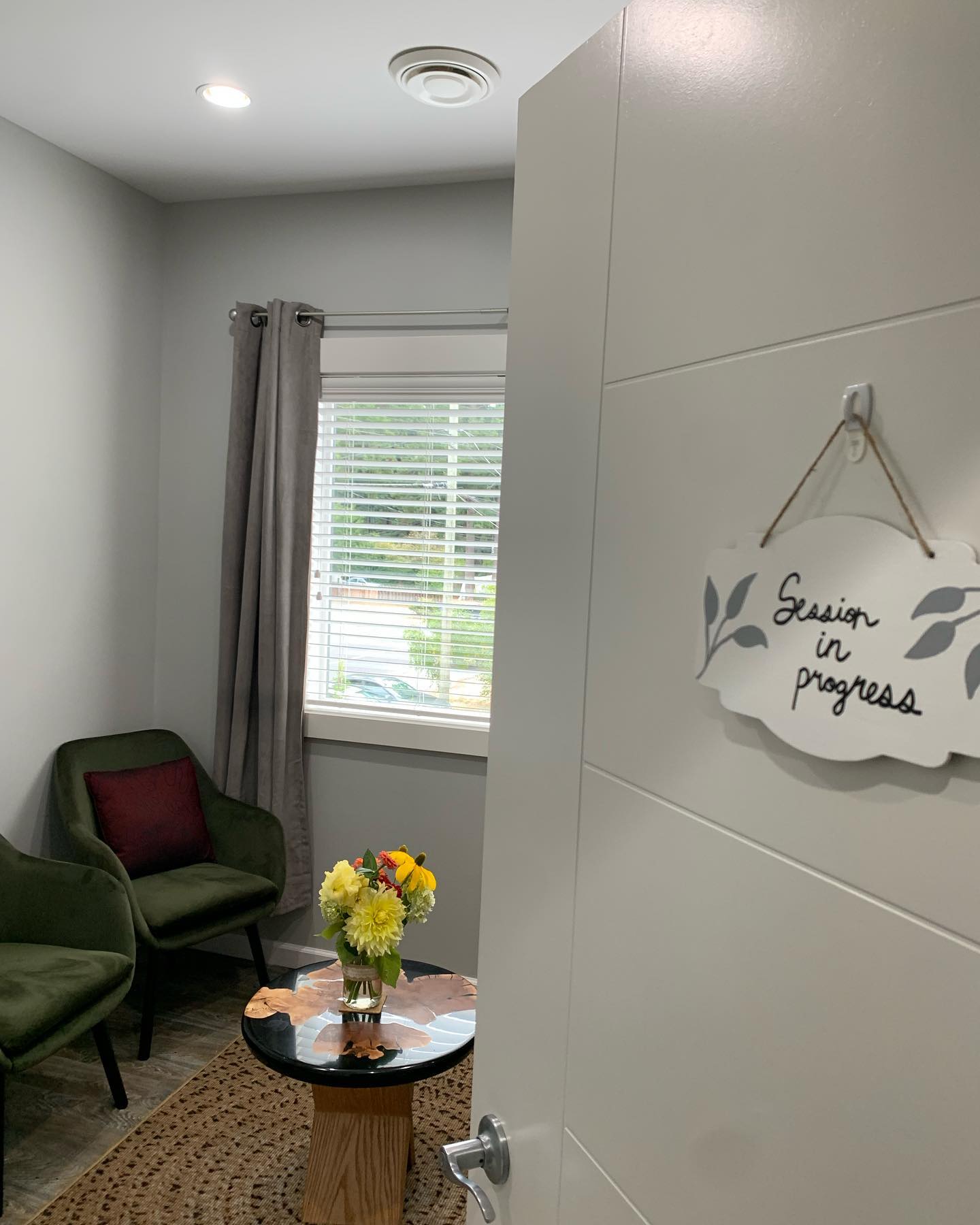 The Colwood @back2backchiro counselling office is looking especially welcoming with fresh flowers! 💐
.
.
#counselling #canadiancounsellor #registeredclinicalcounsellor #victoriabc #pnwcounsellor #counsellingpractice #individualcounselling #bcacc #ccpa #RCC #counsellor #colwoodcounsellor #colwood #backtobackchiro #westshorecounsellor #therapist #westshorechamberofcommerce