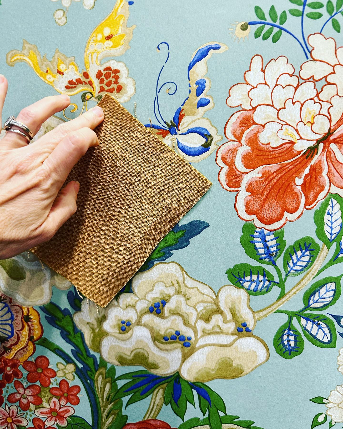 With spring just around the corner itās hard not to get carried away with all the beautiful botanical prints in wallpaper and fabrics out there. My current crush is this beautiful design Emperor Peony by @sanderson1860. Paired here with a great linen look fabric -Kiko Manuka - by @warwickfabrics - itās rustic texture and modern colour palette help to keep things feel contemporary rather than fussy. Love wallpaper but not sure how to use it in your home? Reach out Iād love to help.