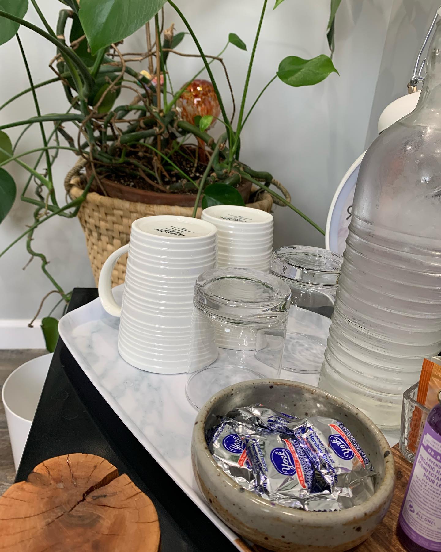 • C O M F O R T •
Counselling is better with chocolate (and tea, and blankets, and plants...). So proud of this comforting space at @back2backchiro that I share with @lisa_clarabut_counselling!✨
.
.
#counselling #canadiancounsellor #registeredclinicalcounsellor #victoriabc #pnwcounsellor #counsellingpractice #individualcounselling #bcacc #ccpa #RCC #counsellor #colwoodcounsellor #colwood #backtobackchiro #westshorecounsellor #therapist #westshorechamberofcommerce