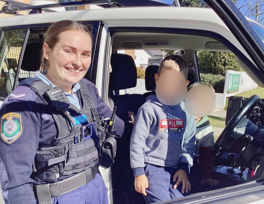Recently Chapter 1 had a visit from Hannah a police officer at Miranda Police Station. Hannah educated the children on her job to keep everyone safe, Hannah explained the purpose of her uniform and the children were excited to pass around her baton. We then were lucky enough to be able to explore within her police car, the children were excited to press the horn and start the sirens! 🚨 ♥️ 💙