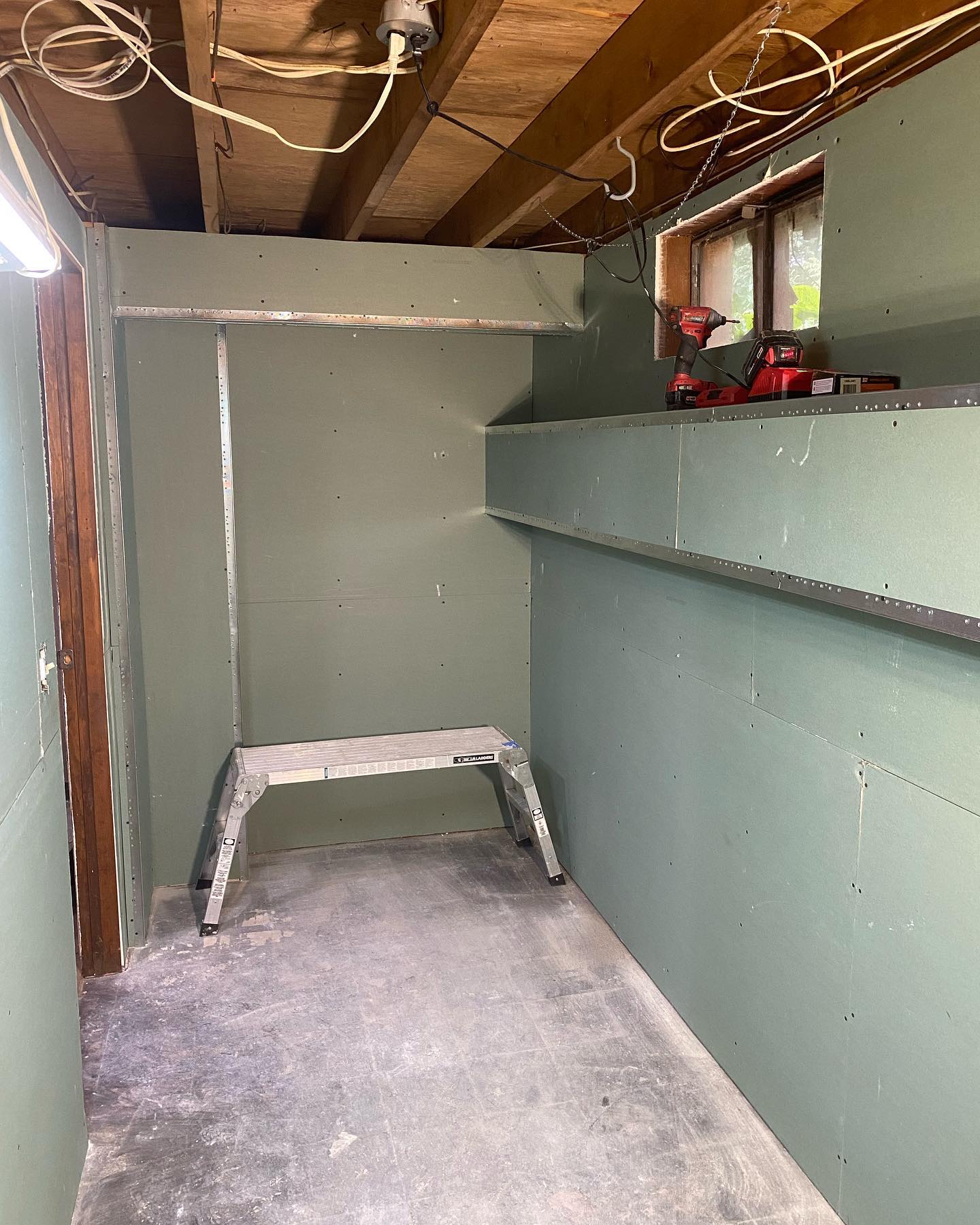 New sheetrock and tile -partial basement renovation
#homeimprovement #carpentry #homeremodeling #homeremodel #hudsonvalleycarpenters #dutchesscountycontractors #hudsonvalley #dutchesscounty #basementremodel