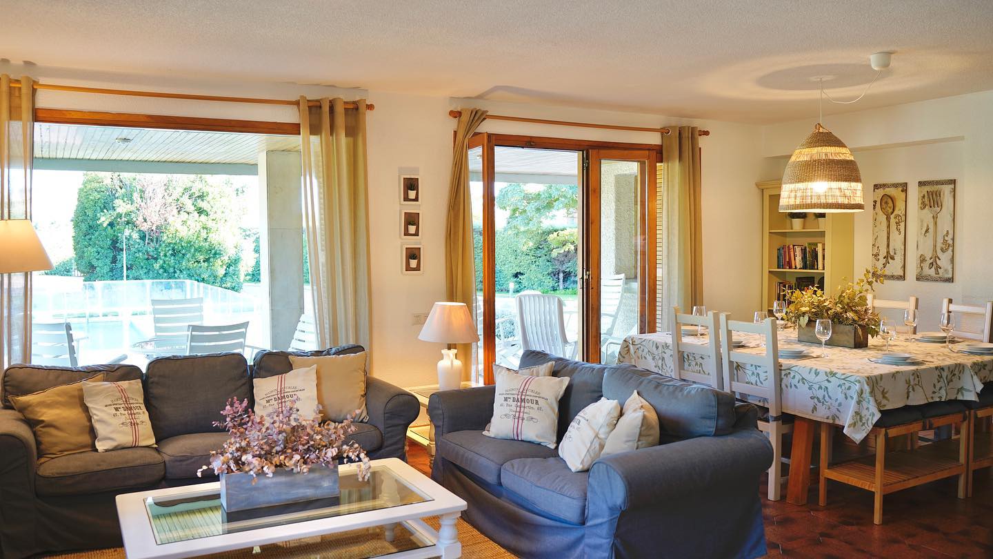 "Disfruta del encanto de nuestra casa rural en Navarra, un espacio acogedor perfecto para reuniones familiares y escapadas con amigos. Con capacidad para 23 personas
.
.
.
.
.
#eljardindemuruzabal #casarural #alojamientorural #rural #turismo #familia #amigos #navarra #vacaciones #muruzabal #casa