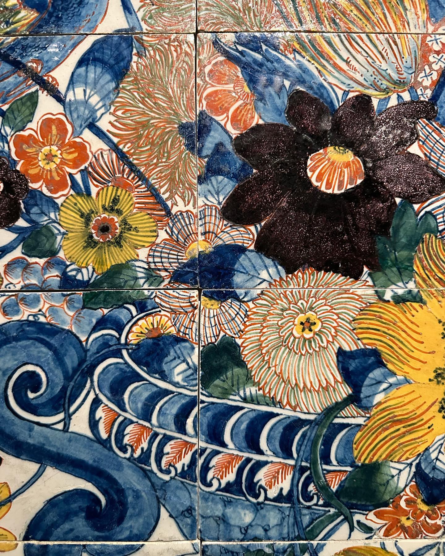 There was so much beauty on display at the Rijksmuseum but I couldnāt go past the exquisite details on these hand painted tiles that were thought to hail back to 1690 and used to decorate the formal rooms of the well heeled & aristocracy