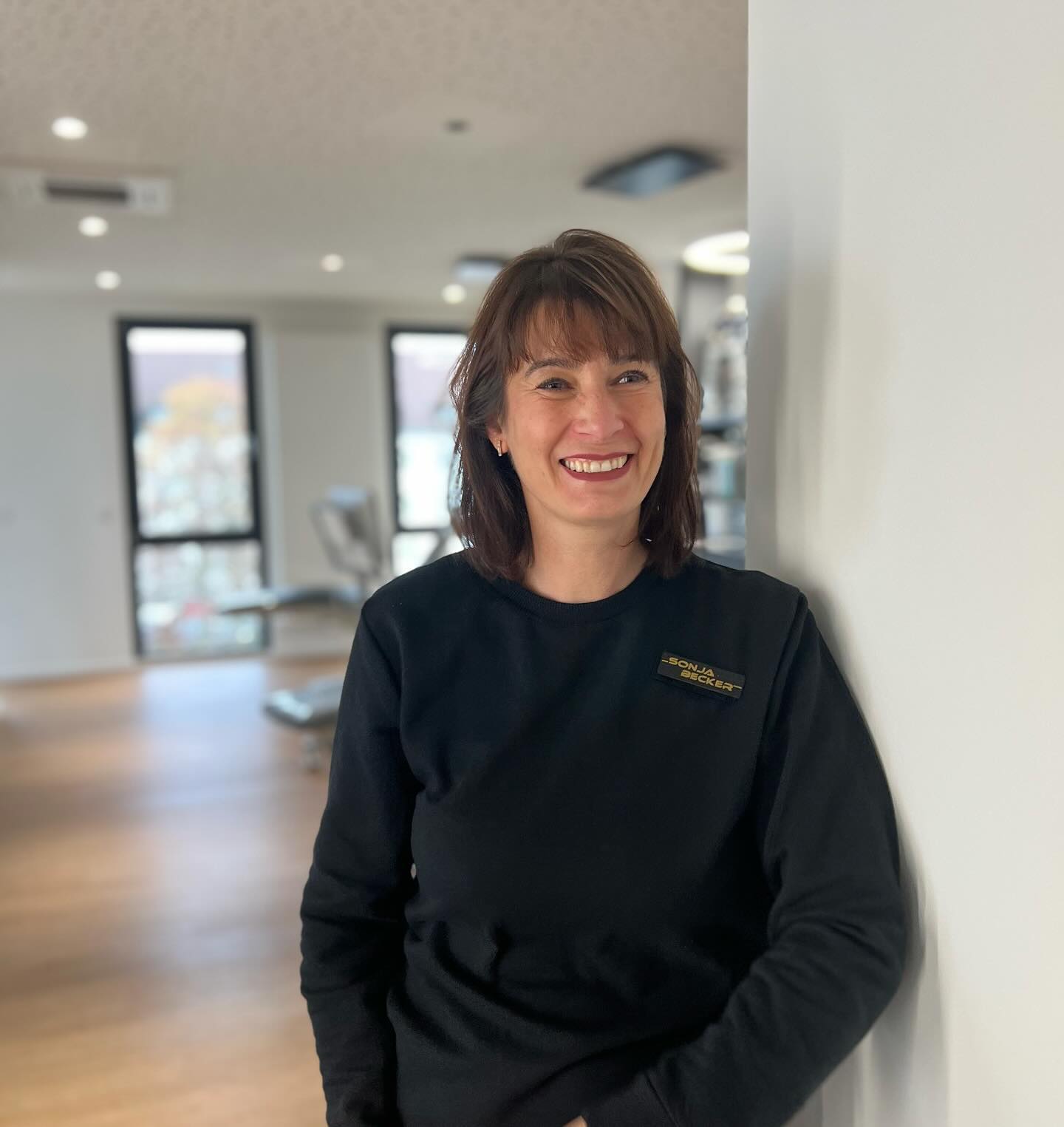 Sonja Becker (50 Jahre alt, eine erwachsene Tochter)
Seit 32 Jahren in der KFO tätig und seit Mai diesen Jahres bei uns. ✌🏻😁
In ihrer Freizeit geht Sonja am aller liebsten mit ihrem Hund spazieren.🐾