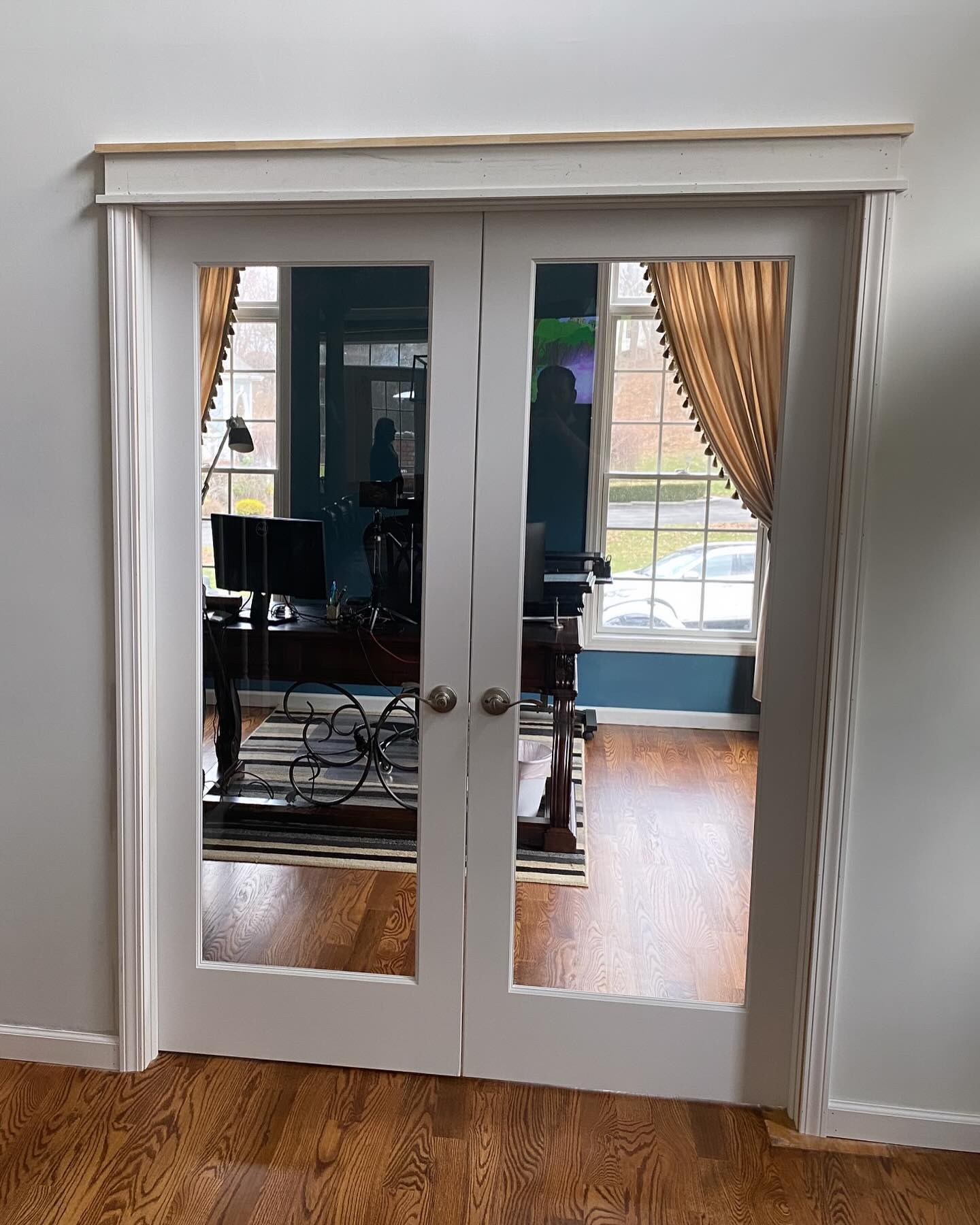 New doors for this clientโs home office
#homeimprovement #carpentry #homeremodeling #homeremodel #hudsonvalleycarpenters #dutchesscountycontractors #hudsonvalley #dutchesscounty