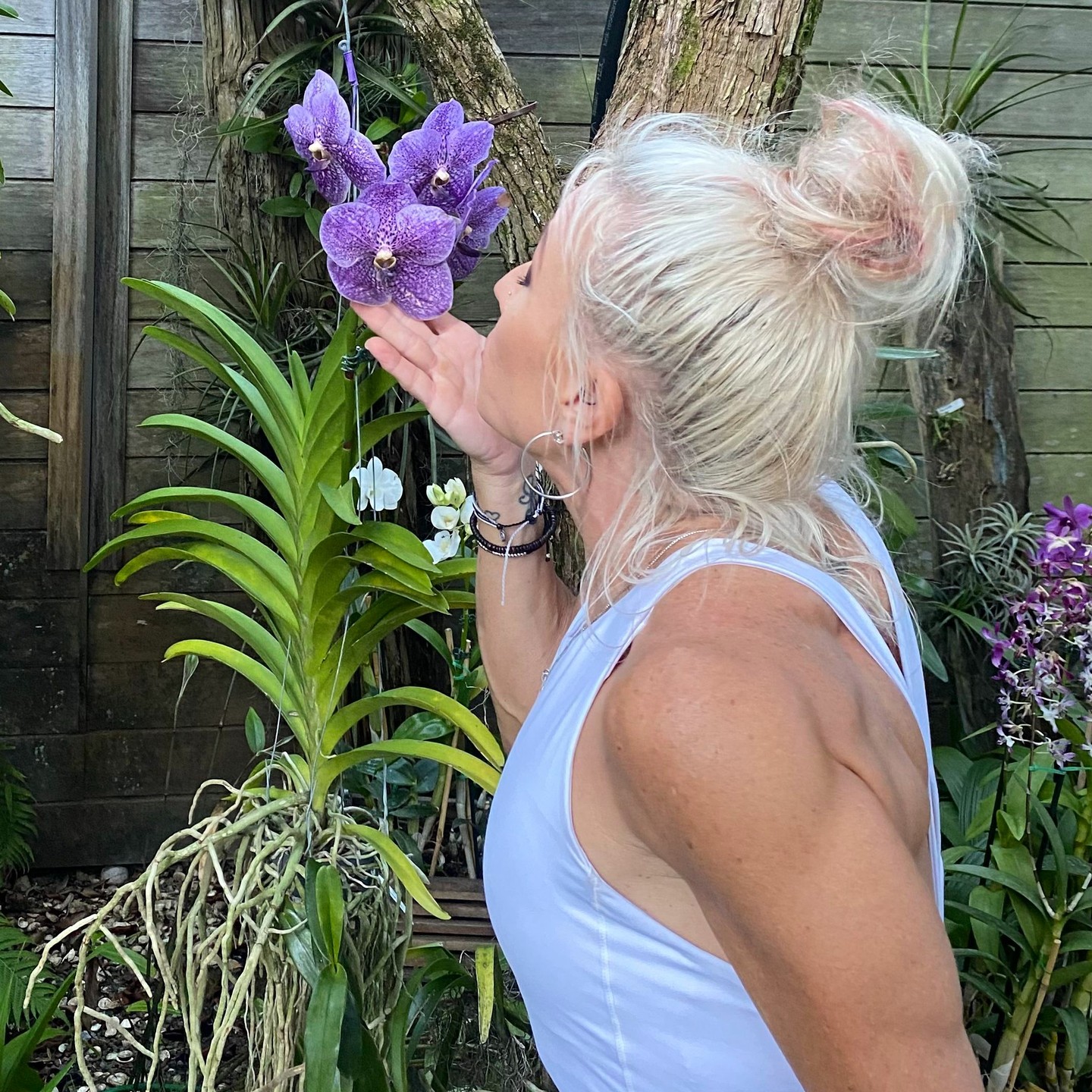 'A flower does not think of competing with the flower next to it. 𝒾𝓉 𝒿𝓊𝓈𝓉 𝒷𝓁𝑜𝑜𝓂𝓈' - Zen Shin
🌸
#shapeupwithsteph #prophysique #teamprophysique #onlinecoach #fitness #countingmacros #flowers #selflove #stopcomparingyourself #youagainstyou #bloomintoyou