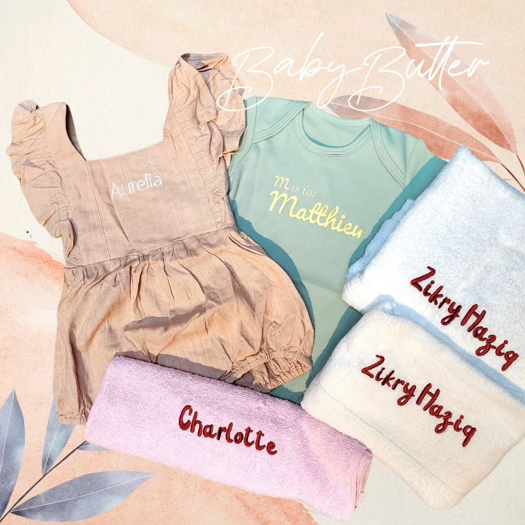 L to R: white embroidery name on our flutter sleeves, gold name print on babybutter's olive romper, and maroon embroidery name sewn on baby pink & white towels with various sizes.
To order: babybutter.com.sg
#personalisedgifts #personalisedbabygift #babytowel #flutter #babygirlclothes #babyrompers #supportlocal #embroidery #customise #babybuttersg #cotton