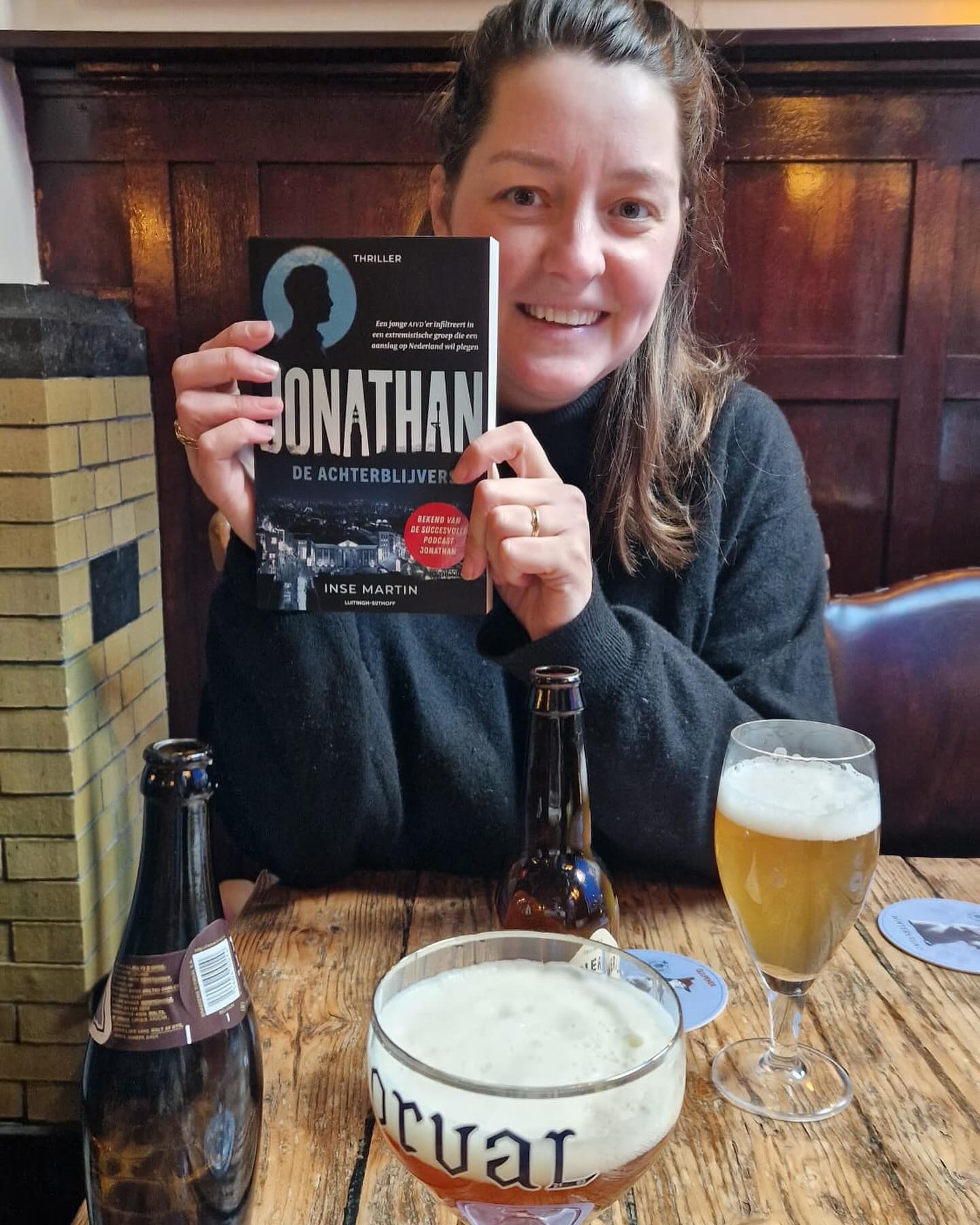 Gebaseerd op de verhalen van een ex-AIVD’er schreef ik een boek! Deel 2 in de avonturen van Jonathan. Na de zaak met Depernov (de podcast!) moet hij infiltreren in een extremistische groep die een aanslag op Nederland wil plegen. Ook mocht ik in Stay Behind duiken, een ondergrondse verzetsbeweging die tijdens de Koude Oorlog in het geheim Nederlandse burgers trainde om Nederland te verdedigen als de Russen binnen zouden vallen. Stay Behind werd pas in de jaren ‘90 opgedoekt (echt waar!) Had het in leven moeten blijven? Zijn we naïef geweest, nu Poetin weer op de deur bonkt?
Jonathan ‘De Achterblijvers’ is te koop online en offline bij alle boekhandels. Laat me weten wat je ervan vindt!
#insemartin @lsamsterdam #jonathan