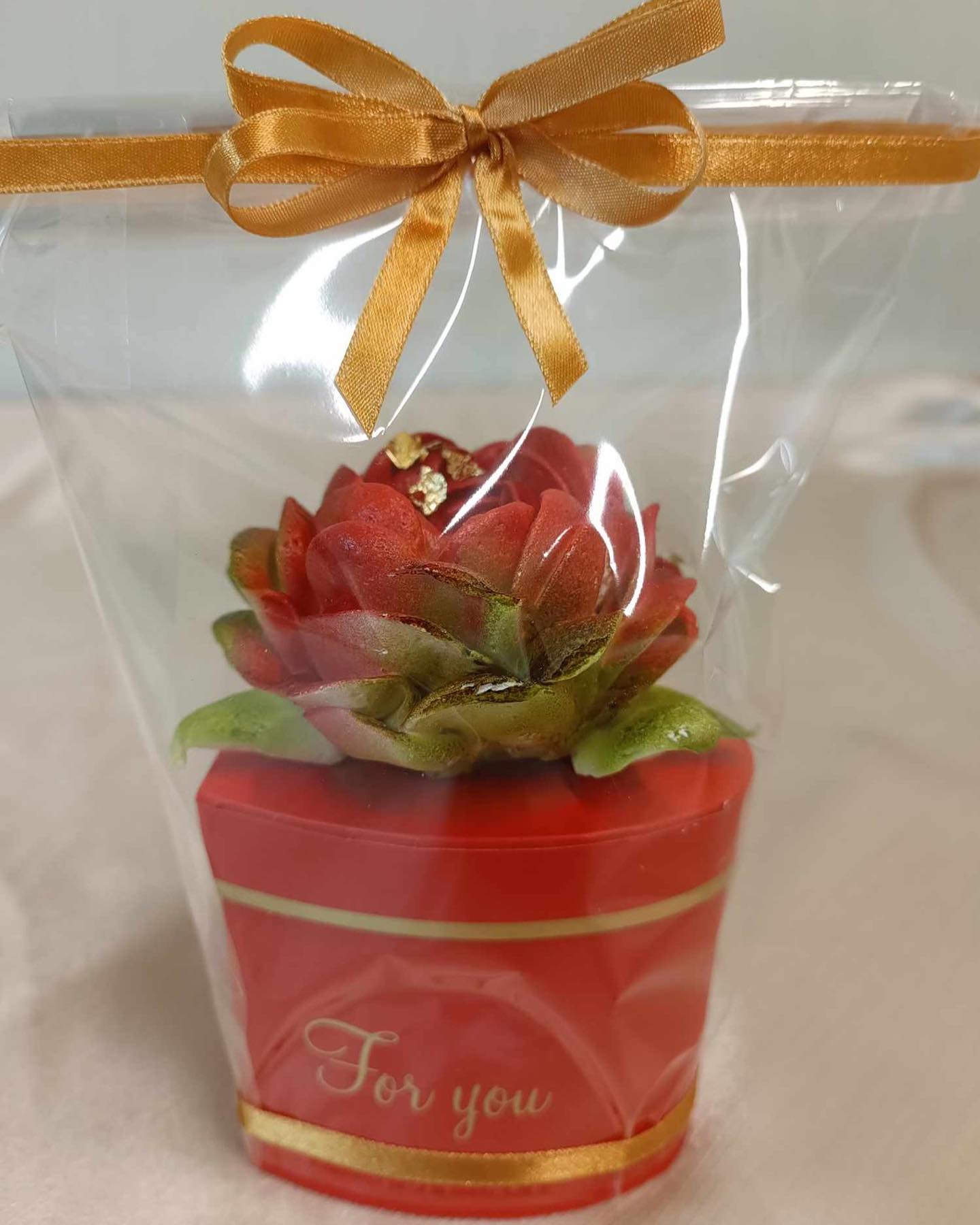 Mažos, saldžios dovanėlės Jūsų Meilei ❤️.
Dėžutė raudonos spalvos širdelė, joje karališko šakočio gabaliukai, o dekoracija- valgoma zefyrinė gėlė. Viskas supakuota į celofaną.
Puiki minimalistinė dovanėlė.
Užsakymai priimami iki vasario 7 dienos . Kiekis ribotas ir bus gaminama tik pagal užsakymus .