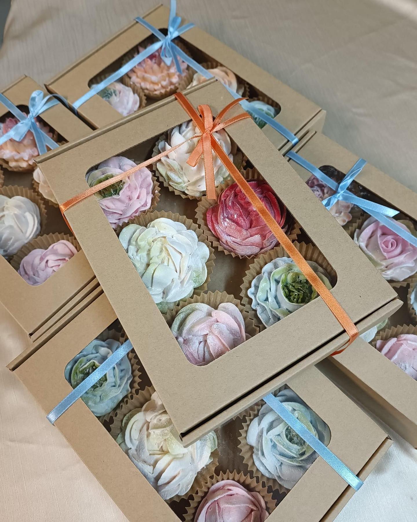 Mažos dovanėlės stiprina draugystę 💖
Puikiai tinka vietoje keleto gėlių, nes pasivaišinti desertu gali net 6 asmenys💖