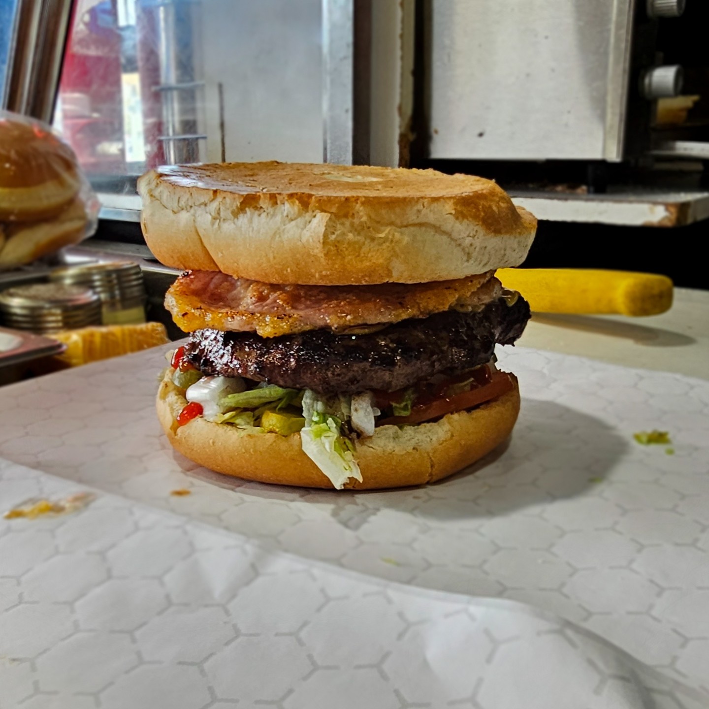 Monday vibes hitting different with our Canadian burger โ because why settle for just a regular burger when you can have peameal bacon partying on top?
Tag a buddy who needs a taste of the Great North!
#BurgerObsession
#PickeringFoodies
#BurgerTimePickering
#DeliciousBurgers
#GourmetBurgers
#BurgerInfluencer
#FoodieLove
#FoodieFaves
#BigMDriveIn
#BigM
#PickeringFoodie
#GTAEats
#PickeringEats