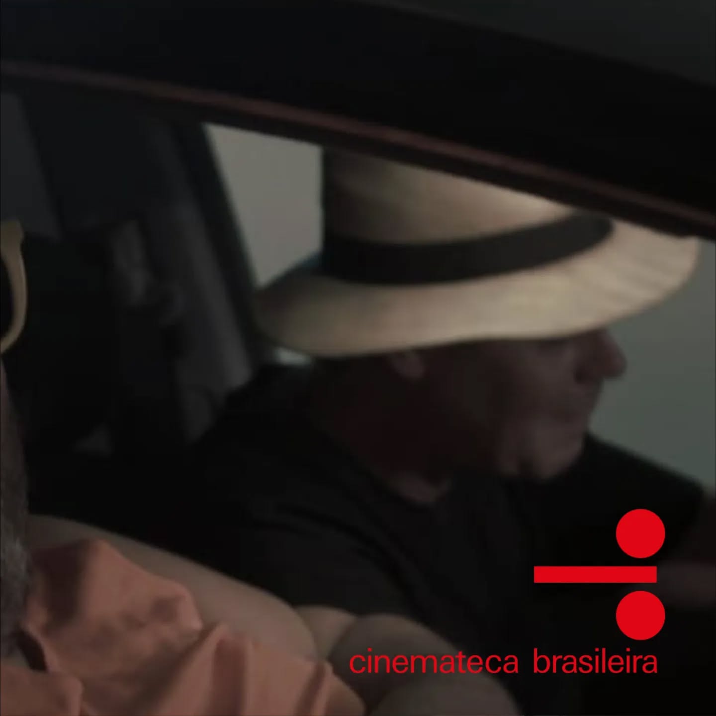 #Repost @cinemateca.brasileira
——
FIM DE SEMANA | Hoje (10) e amanhã (11) são os últimos dias para acompanhar a 2ª edição da mostra ESQUENTA CARNAVAL. Entre os filmes, FIM DE FESTA (2019), de Hilton Lacerda, AZOUGUE NAZARÉ (2018), de Tiago Melo, e ASSUSTADO (2020), de San Marcelo.
A mostra ESQUENTA CARNAVAL traz seis sessões entre os dias 8 e 11 de fevereiro, cada uma com um curta e um longa-metragem, destacando a euforia, as contradições e a riqueza da maior festa do país.
A programação traz filmes como: ORFEU NEGRO (1959), de Marcel Camus; O PAI DA RITA (2021), de Joel Zito Araújo; e CARNAVAL PAULISTA DE 1937, um registro histórico e raro sobre os bailes e os desfiles no carnaval de São Paulo - resgatado recentemente no projeto Nitratos da Cinemateca Brasileira, parte do Projeto Viva Cinemateca.
A programação é gratuita e os ingressos são distribuídos uma hora antes de cada sessão.
Mais informações no site da Cinemateca Brasileira.
#cinemabrasileiro #cinemaAmazonico #MelhorCurtaNacional2022 #abraccine. #cinemabragantino #cinema #braganca #para #cinemaparaense