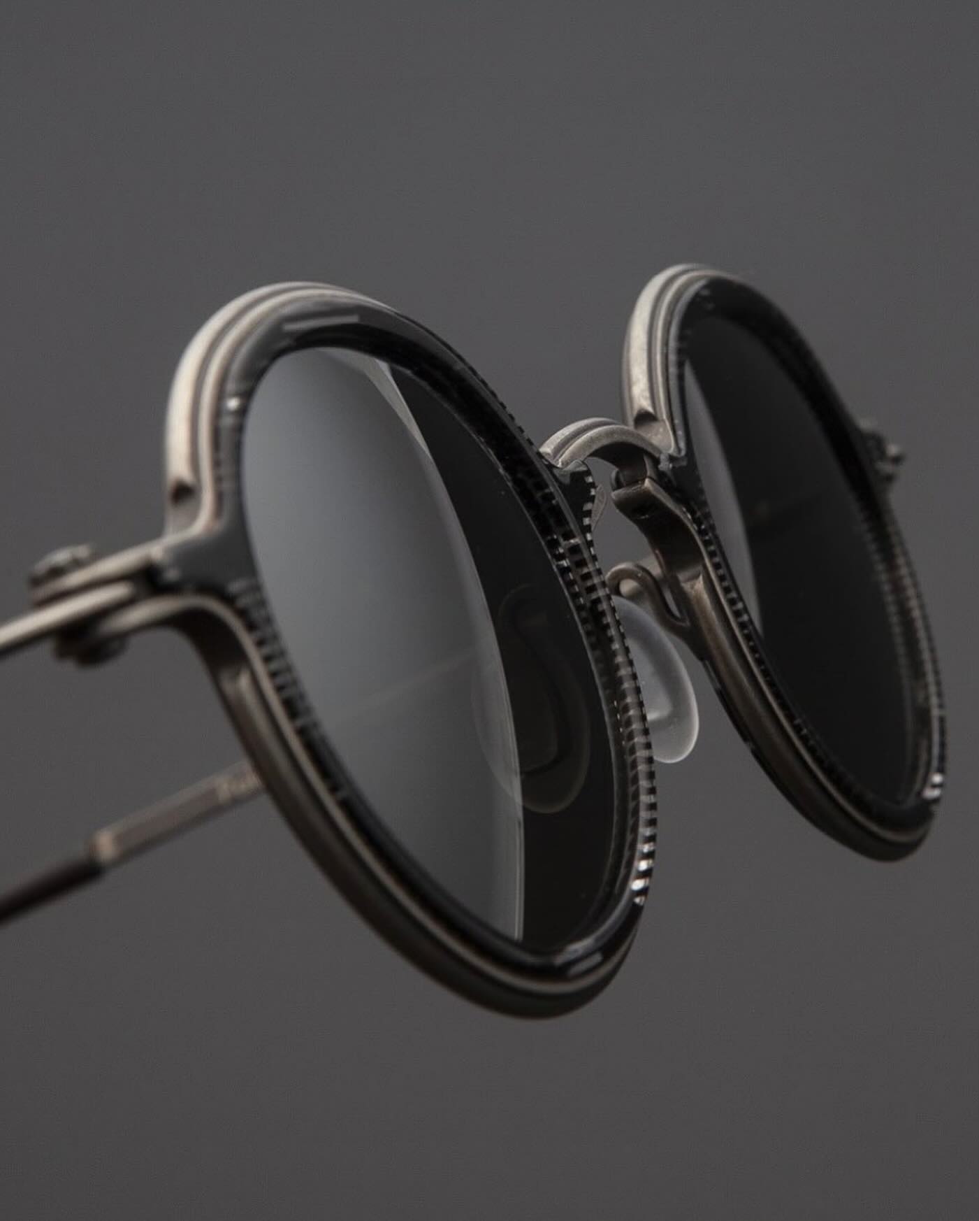 Occhiali tecnici che sfida lo status quo e spinge i confini della produzione.
Progettato per i creatori della vita | Fatto a mano in
Italia 👓