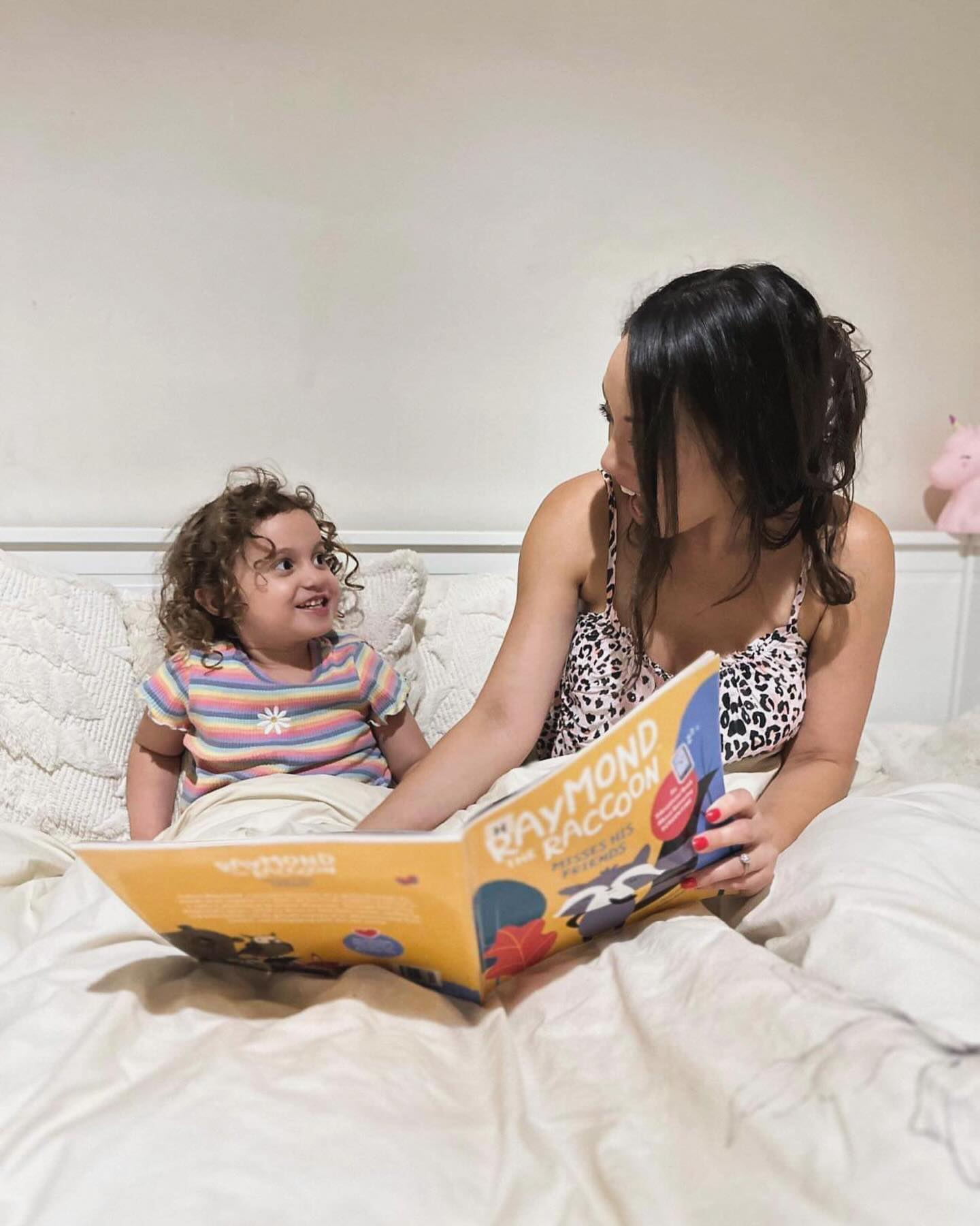 Some light reading before bed - ft. Sarah and Sofia 💛📚🛌