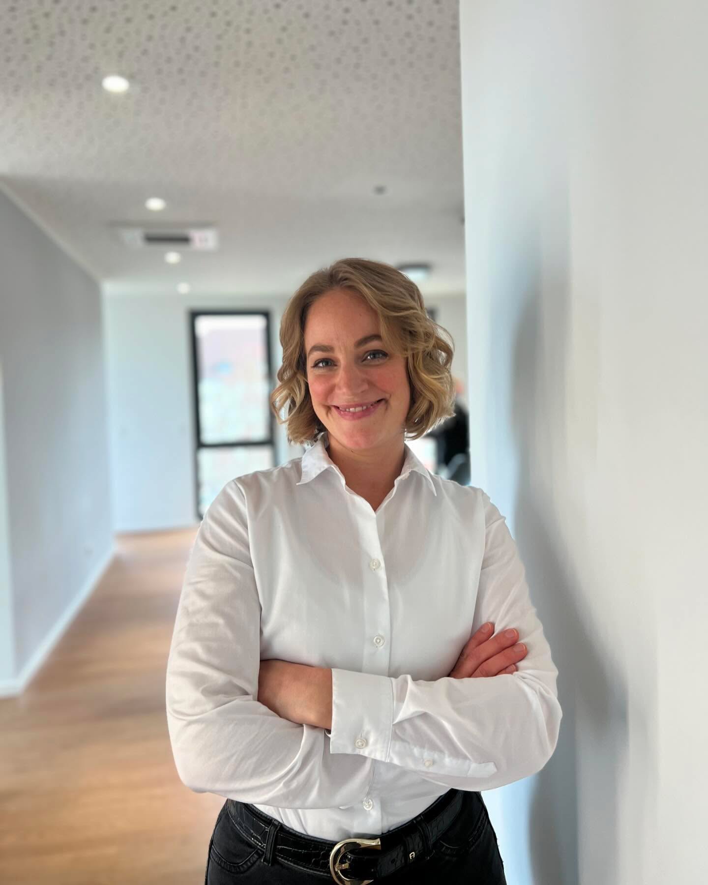 Dr. Christina Trybuhl aka ,,Doc Trybuhl“ (36 Jahre alt, verheiratet, 2 Kinder)
Seit September letzten Jahres bereichert sie unser Team mit ihrer freundlichen, aufgeschlossenen Art.
In ihrer Freizeit verreist sie gerne mit ihrer Familie und ihren beiden Hunden 🐶.