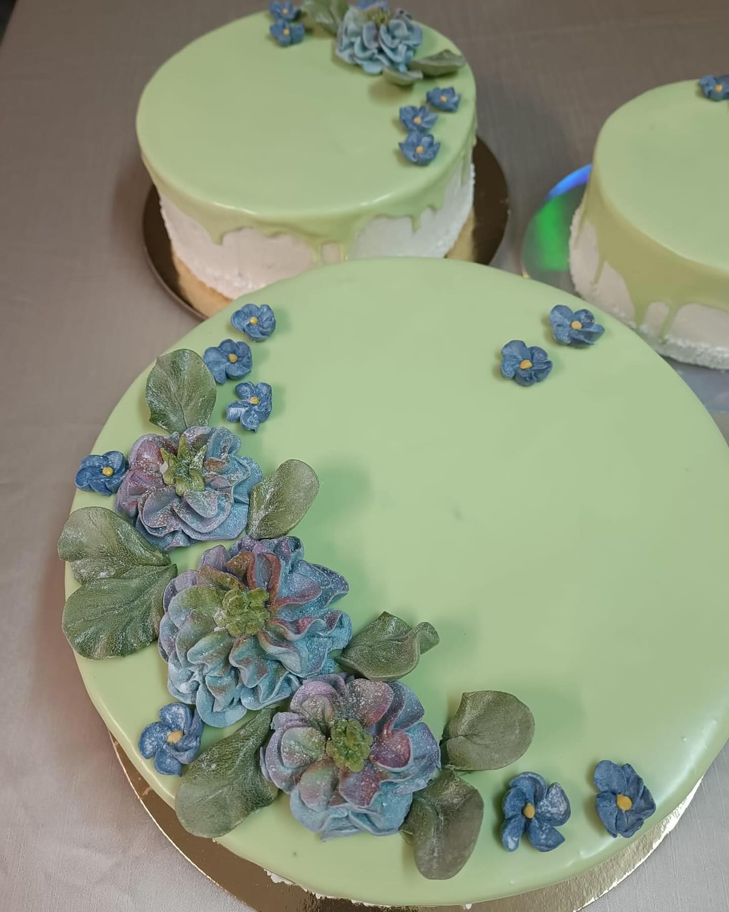 Priimami užsakymai Velykoms, kurios jau už kampo.
Tortai, šakočiai, zefyrinių gėlių puokštės, zefyrinėmis gėlėmis puošti šakočiai.
Užsakymai priimami iki 2024 03 24.
Ačiū už supratingumą ❤️