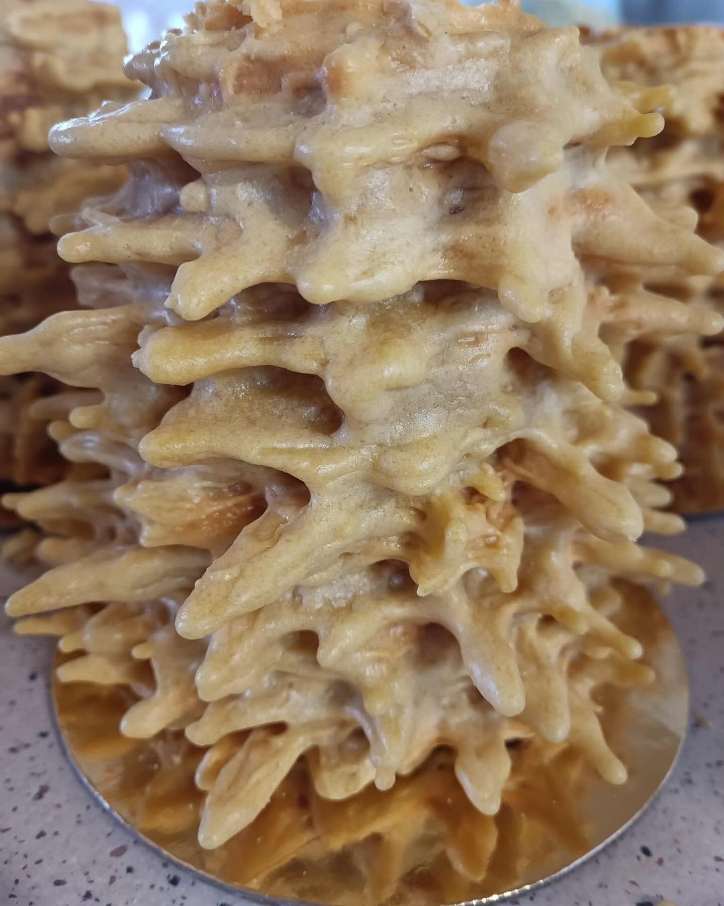 Prašom ragauti mūsų naujieną - karališką šakotį be pridėtinio cukraus ir be gliuteno 🥰😋