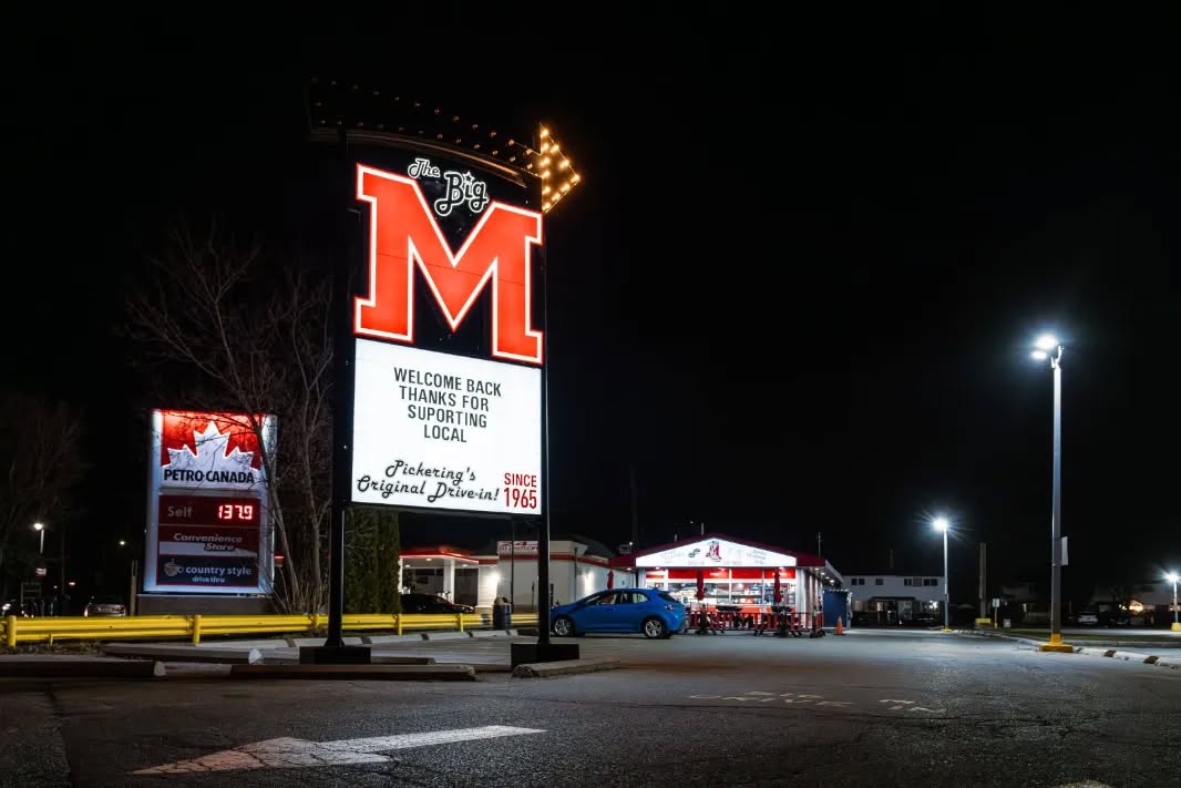 When you see this sign, you know there is great food in your future ๐
#BigMDriveIn #GTAEats #GTA #GTAFoodie #DurhamEats #DurhamRegion #DurhamFoodie #PickeringFoodScene #PickeringFoodie #ProudCanadians