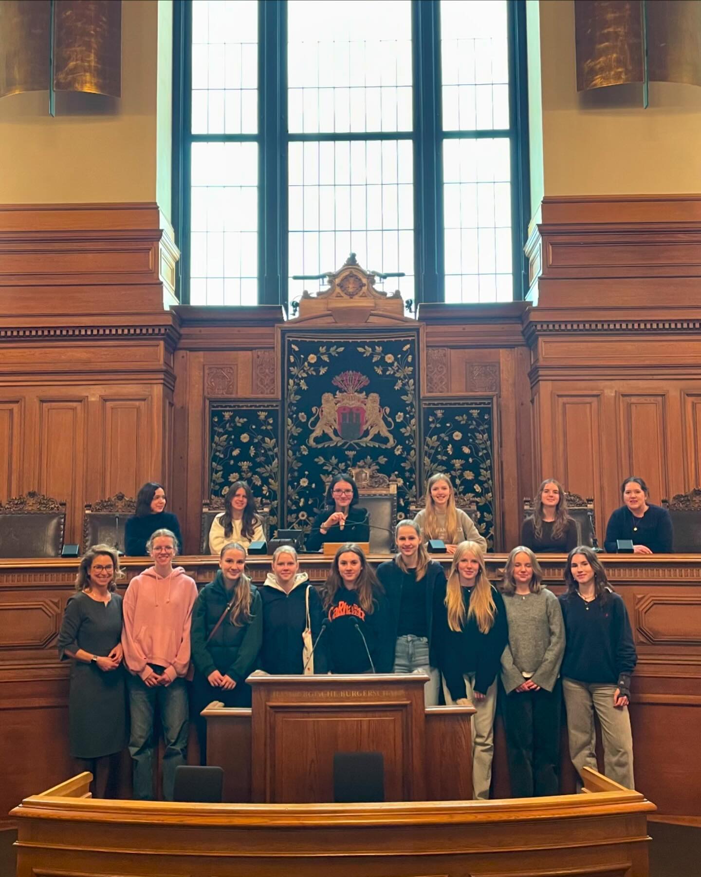 Heute war ein richtig schöner Tag. Zum Girls‘ Day hatten @gabidobusch und ich 13 beeindruckende junge Frauen zu Gast. Los ging es in Altona zum Kennenlernen und zum Diskutieren, dann nach dem Mittagessen ins Hamburger Rathaus. Dort gab es, neben der Begrüßung und einer Einführung zur Arbeit der Hamburgischen Bürgerschaft durch die Präsidentin @carolaveit, auch eine Rallye. So konnten die Teilnehmerinnen das Haus kennenlernen und auch einmal in die Geschichten dahinter hineinhorchen. Danke an die tollen Teilnehmerinnen für das Interesse und die guten Fragen und Gespräche. Macht weiter, engagiert euch und bleibt so interessiert an Politik! Denn die Politik braucht mehr engagierte Frauen auf allen Ebenen. Es hat viel Spaß mit euch gemacht!