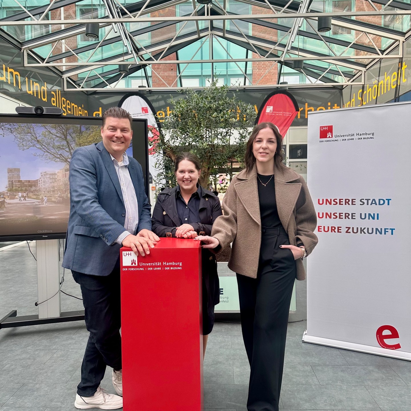 Neuer Standort für fachübergreifendes Forschen, Lehren und Lernen in der Science City Bahrenfeld! 🎉 Mit dem Sommersemester 2024 haben wissenschaftliche Gruppen aus den digitalen Naturwissenschaften und der Bioinformatik sowie das Grundlagenpraktikum für Physikstudierende der Universität Hamburg den Gebäudekomplex in der Science City Bahrenfeld bezogen.
Am Albert-Einstein-Ring ist jetzt ein interdisziplinäres Kompetenzzentrum für die Digitalisierung in den Naturwissenschaften entstanden. Damit wird in der Science City Hamburg Bahrenfeld das wichtige Zukunftsthema Data Science als Fokus ausgebaut. Die Berichte der Forschenden heute hier vor Ort haben gezeigt, welche wichtigen Themen hier bewegt werden.
Ebenso beeindruckend ist aber auch, dass hier ein Bestandsgebäude in kurzer Zeit für die wissenschaftliche Nutzung umgebaut wurde. Im Auftrag der Freien- und Hansestadt Hamburg hat der Landesbetrieb Immobilienmanagement und Grundvermögen (LIG) der Finanzbehörde gemeinsam mit der Universität Hamburg den ressourcenschonenden Umbau des Gebäudes innerhalb von 14 Monaten umgesetzt. Danke dafür an alle Beteiligten und besonders an @dressel.andreas!
Ich freue mich, dass die Science City sich weiterentwickelt. Das ist ein großes und großartiges Projekt, indem Wissenschaft und Stadtentwicklung Hand in Hand gehen. Spitzenforschung, Start-Ups, Lehre und Studierende finden hier optimale Bedingungen. Gleichzeitig öffnet sich die Wissenschaft zur Stadt und in den Stadtteil und schafft neue Synergien. Ich freue mich darauf, dass wir gemeinsam mit Senat, Bürgerschaft, dem Bezirk Altona und den lokalen Akteuren dieses Projekt voranbringen. #wissenschaft #sciencecitybahrenfeld #spdhamburg #spdaltona