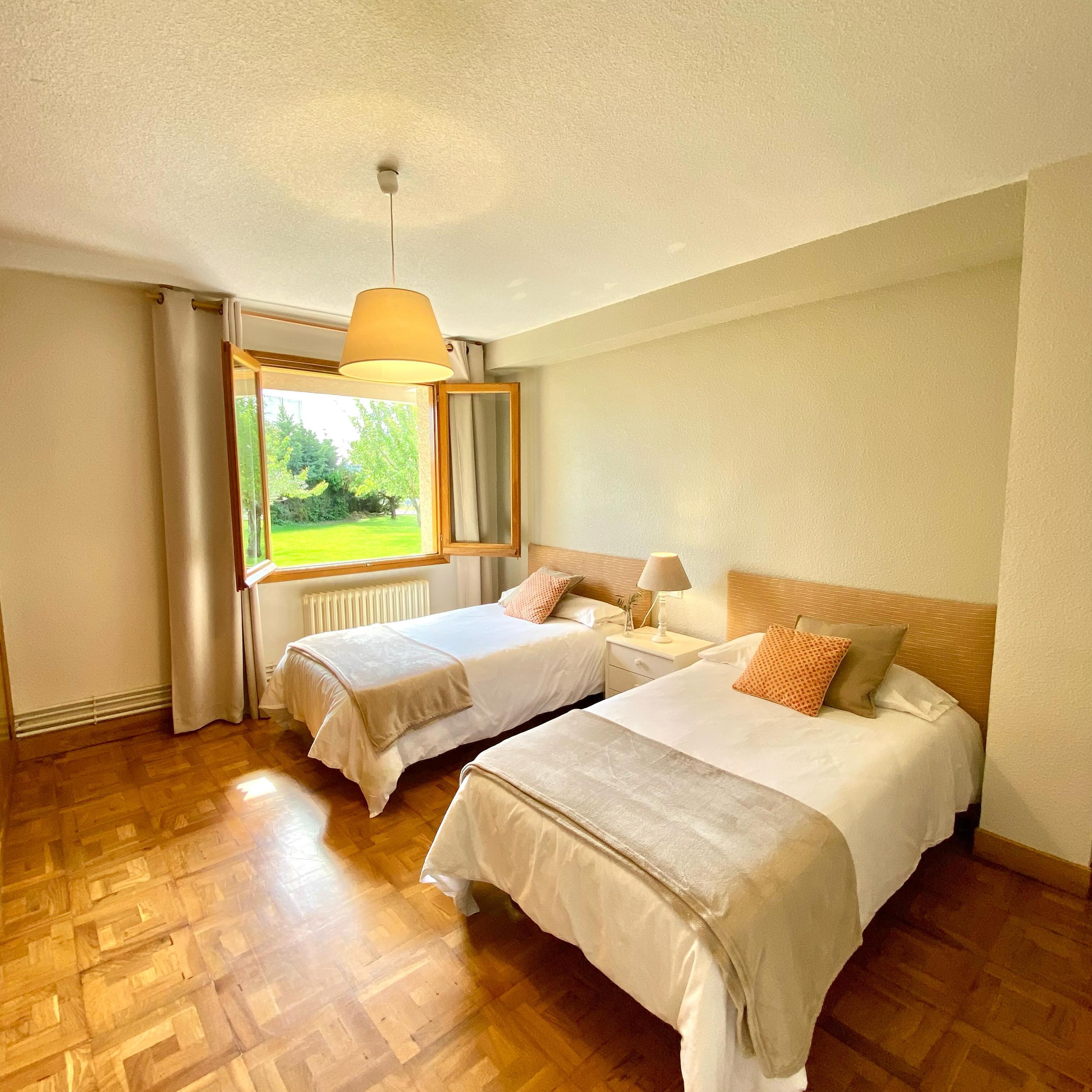 “¡Feliz viernes a todos! ¿Están listos para disfrutar de un fin de semana inolvidable en nuestra casa rural? Ven y déjate seducir por la tranquilidad del campo, el aire fresco y las vistas espectaculares. 🌳🏡
#Amigos #FinDeSemana #CasaRural #Relax”