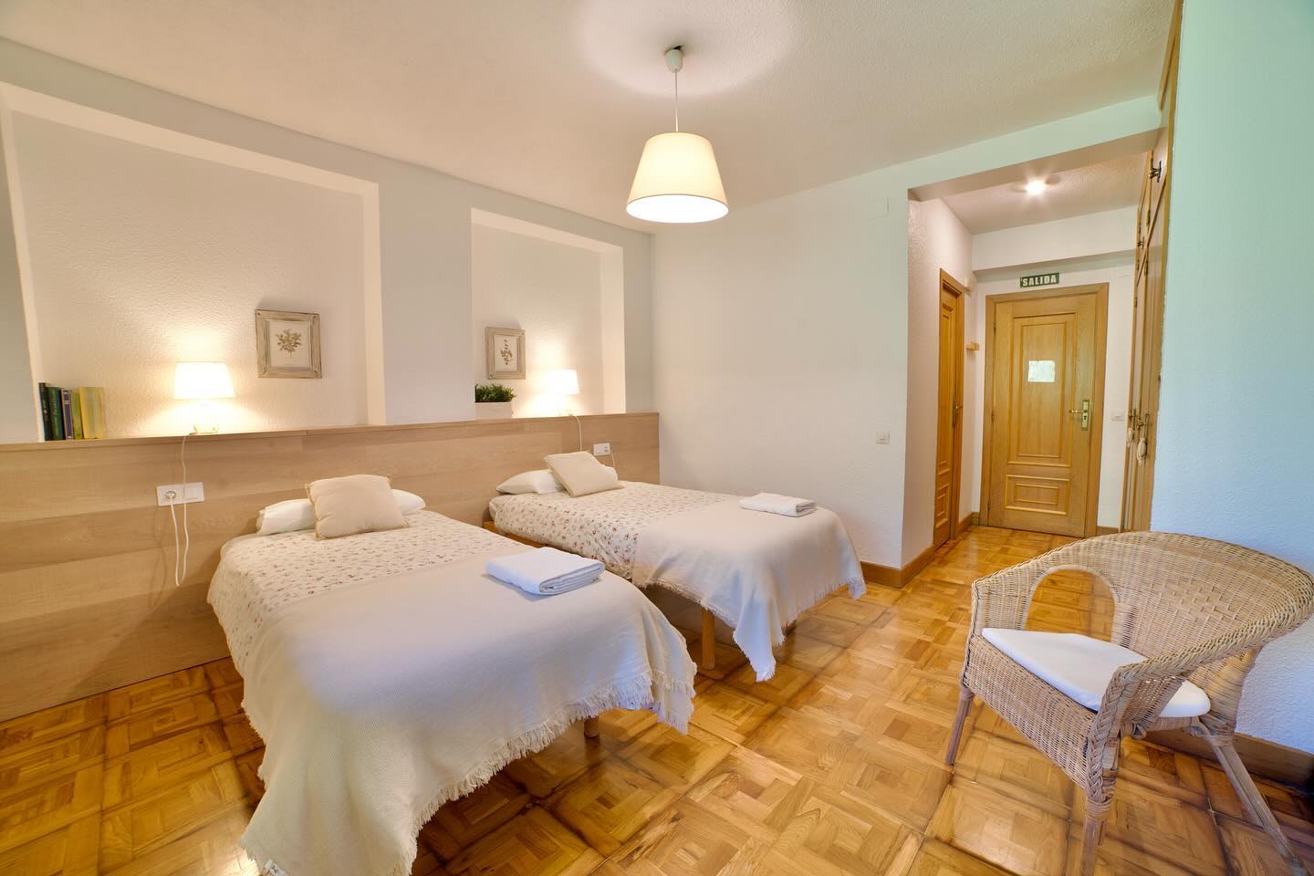 Descubre “El Laurel”, una de nuestras acogedoras habitaciones de el Jardín De Muruzabal. Perfecta para grandes grupos de hasta 23 personas, nuestra casa te ofrece una experiencia inolvidable rodeado de naturaleza y tranquilidad. ¡Te esperamos!
#CasaRural #ElLaurel #Muruzabal #Navarra #EscapadaPerfecta #VacacionesEnFamilia #TurismoRural #DesconexiónNatural