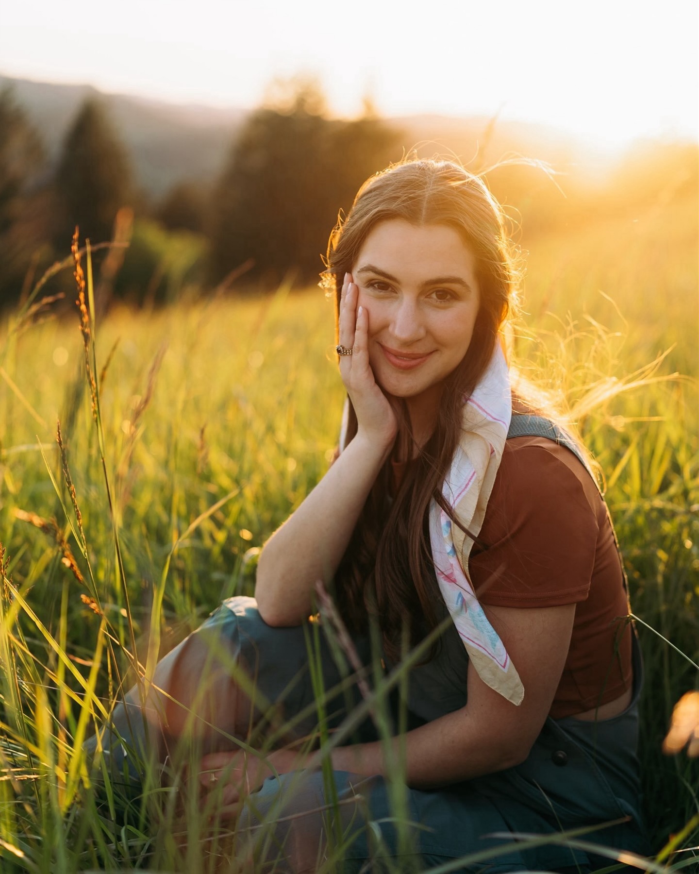 Just because you’re doing grad pics doesn’t mean they all have to all have the grad regalia! Lauren wanted some of her pictures to be enveloped by nature so she took me to the best spot in Corvallis and we had such a fun time prancing around in the grass as the sun set😁🌾🌅