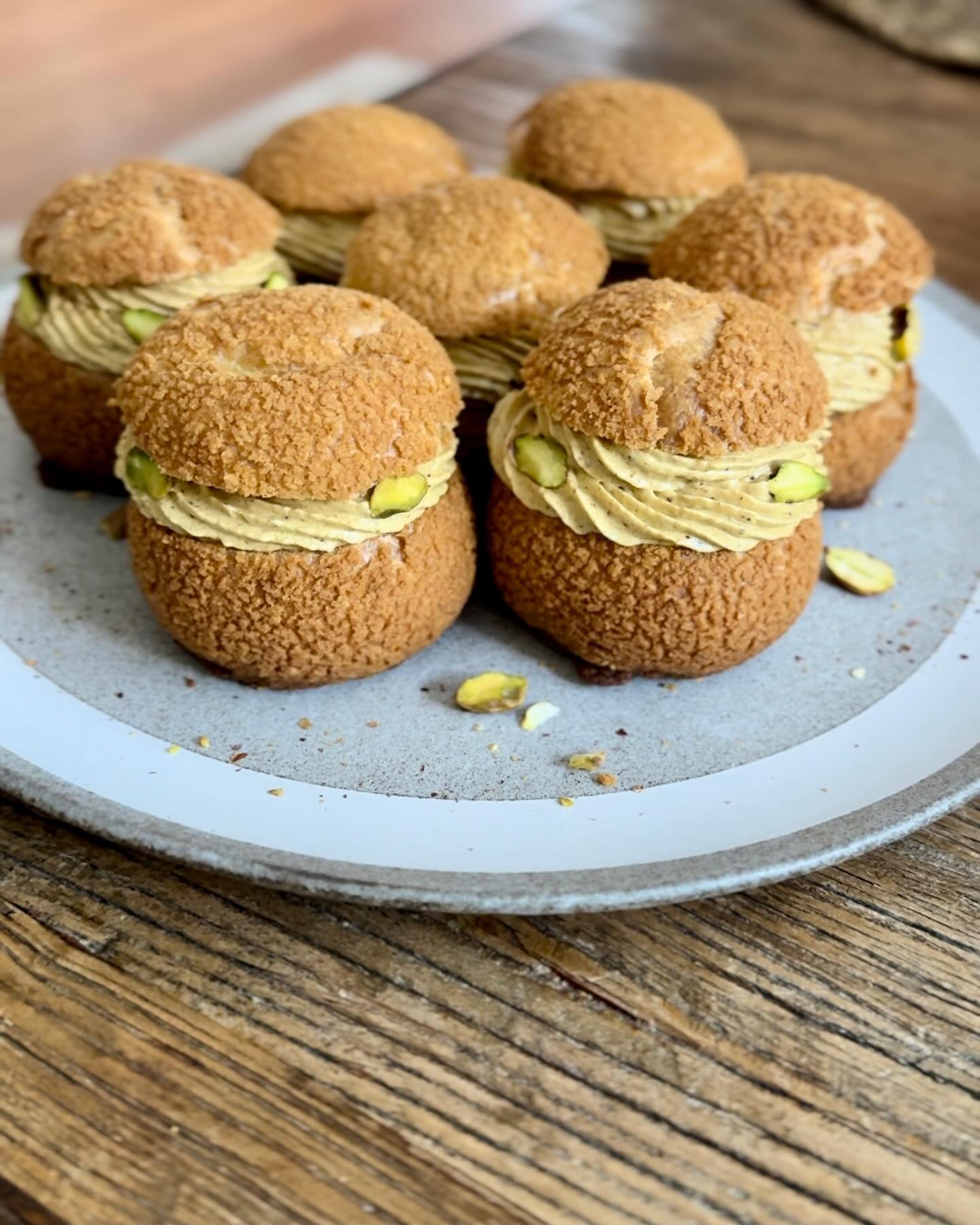 Pistachio Paris-Brest choux
For his birthday, my brother asked that I prepare a pistachio dessert. I chose those pistachio Paris-Brest choux, filled with a pistachio crème mousseline and a dripping heart of pistachio praline. No need to say we all LOVED it!