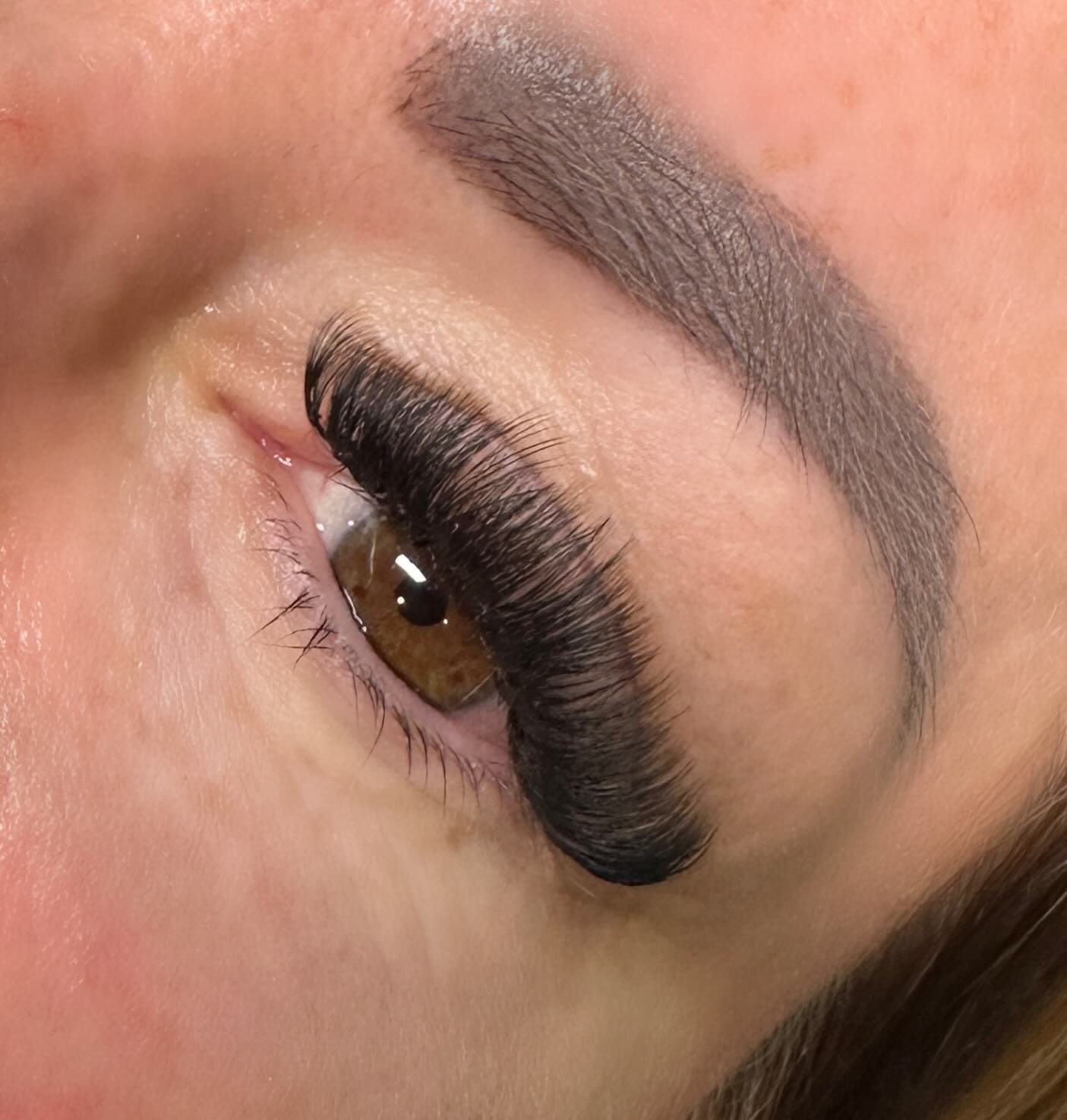 volume lashes are ittt🔥🤌
have you booked your full set?
APPOINTMENTS AVAILABLE