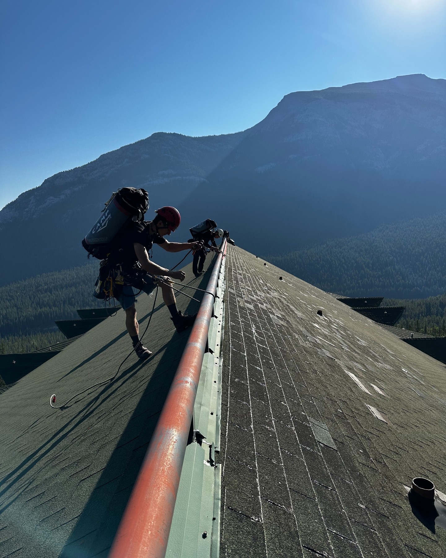 This week at the Rimrock Resort Hotel in Banff, Alberta 🌄
@rimrockresort
#ropeadopewindows #ropeaccess #ropeaccesslife #ropeaccesstechnician #ropeaccessprofessional #windowcleaning #bucketharness #workatheight #buildingmaintenance #workview #safetyfirst #propertymanagement #banff #banffnationalpark