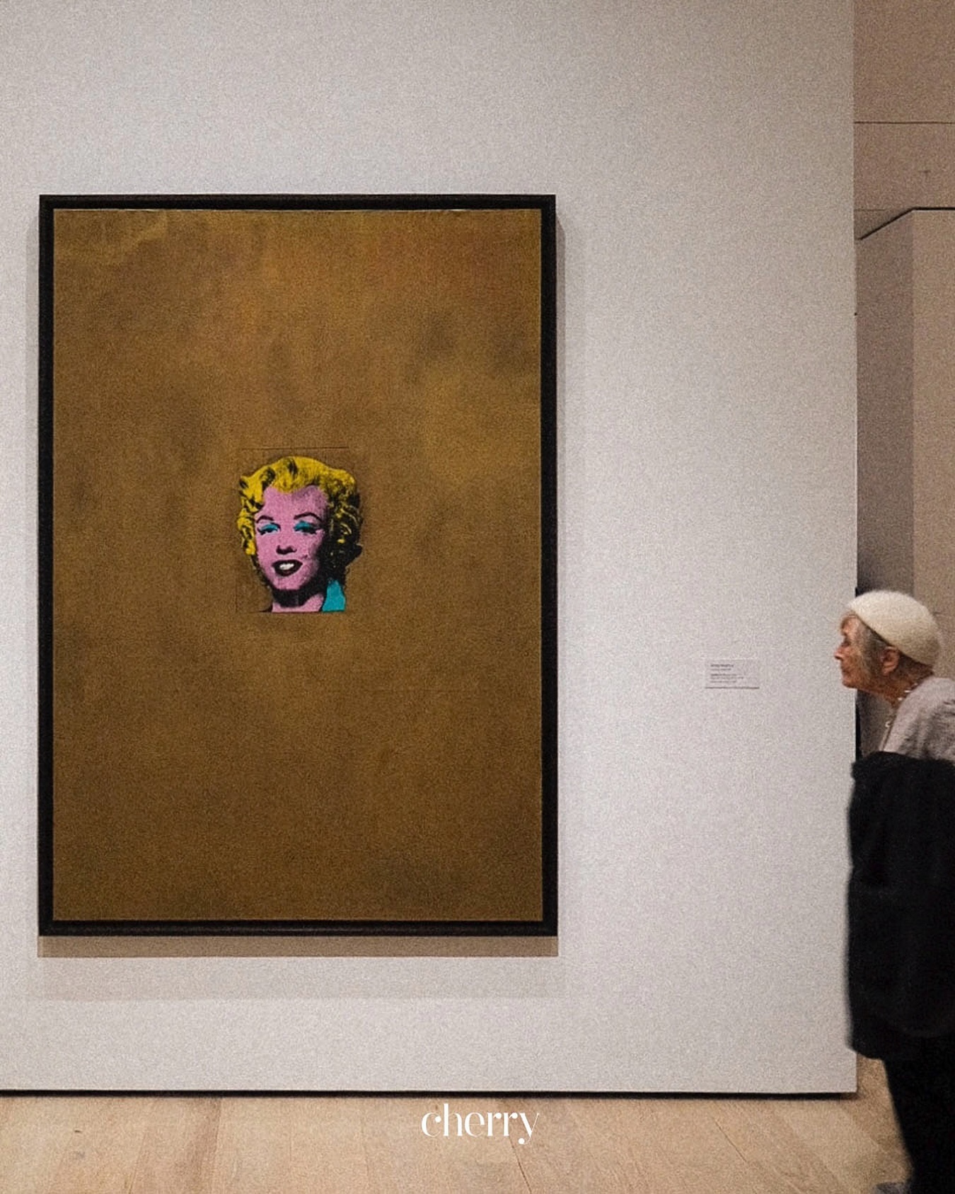 “No futuro, todas as pessoas serão famosas por pelo menos 15 minutos.”
- Andy Warhol
Curiosidade trágica:
É difícil imaginar, mas foi pura coincidência que Warhol tenha decidido retratar Marilyn Monroe numa das suas primeiras, e sem dúvida uma das mais famosas obras de Pop Art, no mesmo mês que ela acabaria por tirar sua própria vida.
📸 cherry®️