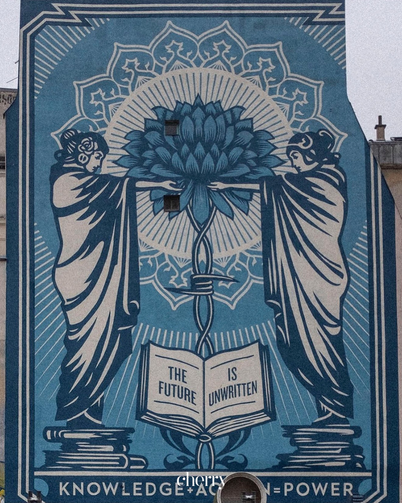 The future is unwritten.*
*À poucos passos do Pompidou, Shepard Fairey (Obey) criou esse mural monumental na capital francesa para comemorar seus 30 anos de carreira.
📸 cherry®️