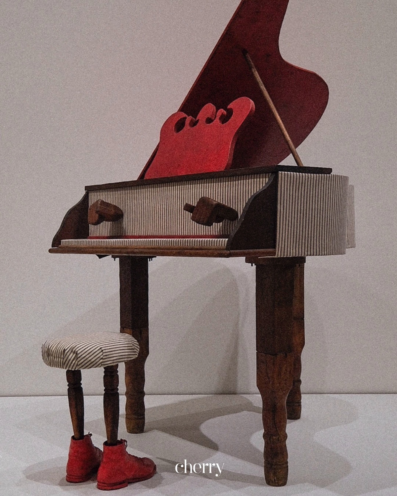 “Piano and Stool” por Kate Millett (1934 – 2017).*
*Em 1965, Millet criou a escultura “Piano and Stool” para sua exposição em 1967 na Judson Gallery. Utilizando itens domésticos como madeira, tinta, tecido e botas, a escultura de Millet engaja-se em um diálogo contemporâneo sobre a esfera doméstica. Sempre elencada ao lado de obras de contemporâneas como Yayoi Kusama e Marisol Escobar, a obra de arte leva os espectadores a refletirem sobre as interpretações e representações evolutivas da vida doméstica.
📸 cherry®️