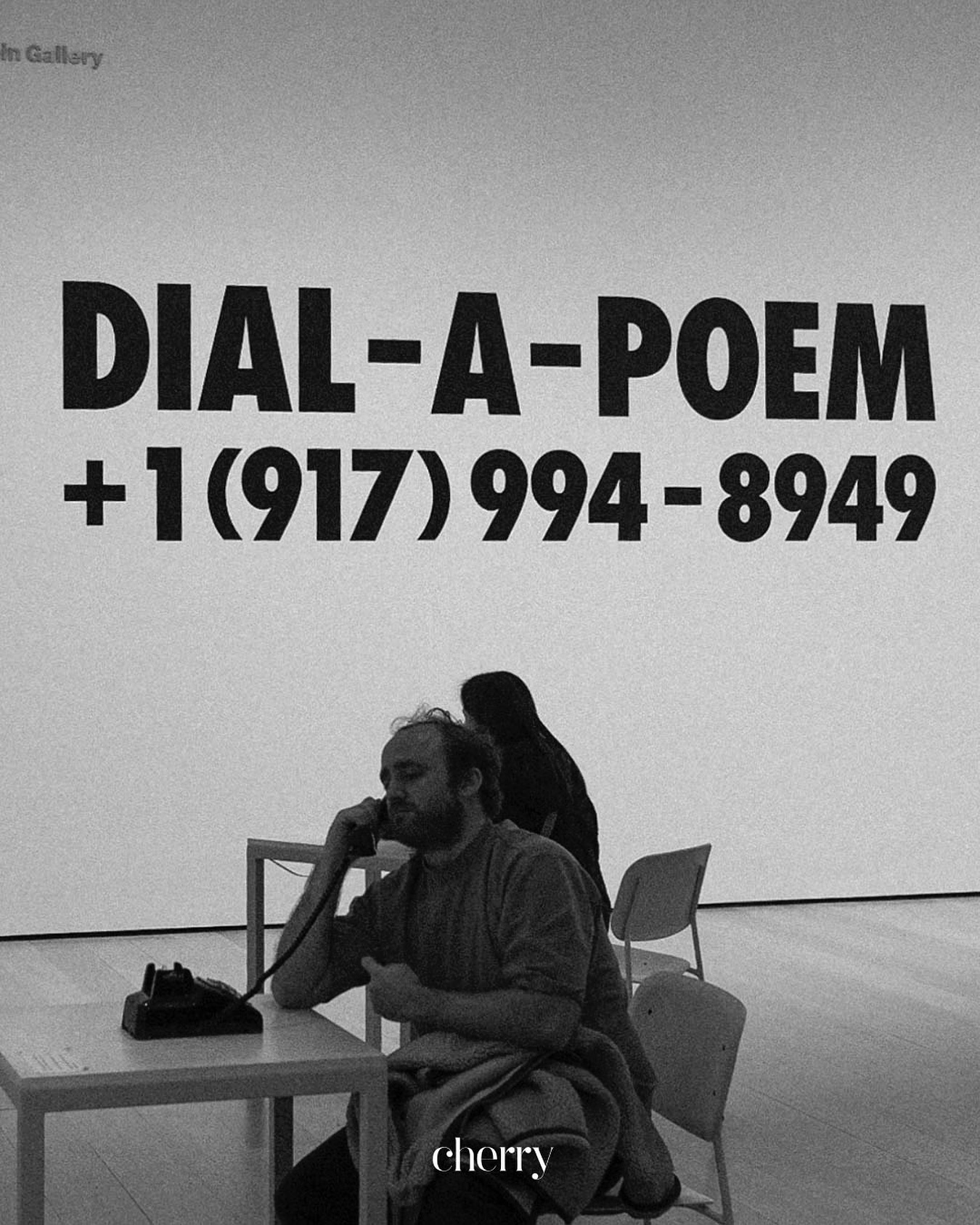 Dial-A-Poem. Instalação artística por Giorno Poetry Systems.*
*Giorno Poetry Systems é uma organização sem fins lucrativos que apoia artistas, poetas e músicos - e colabora com suas perspectivas.
A GPS foi fundada em 1965 e tornou-se uma organização sem fins lucrativos em 1974. Foi criada pelo artista, poeta e ativista John Giorno (1936–2019), que tirou a poesia da página impressa e a levou para os domínios visual, musical, político e social. A GPS também apoia o trabalho e mantém extenso arquivo das comunidades de poesia, arte, performance e música do centro de Nova York.
📸 cherry®️