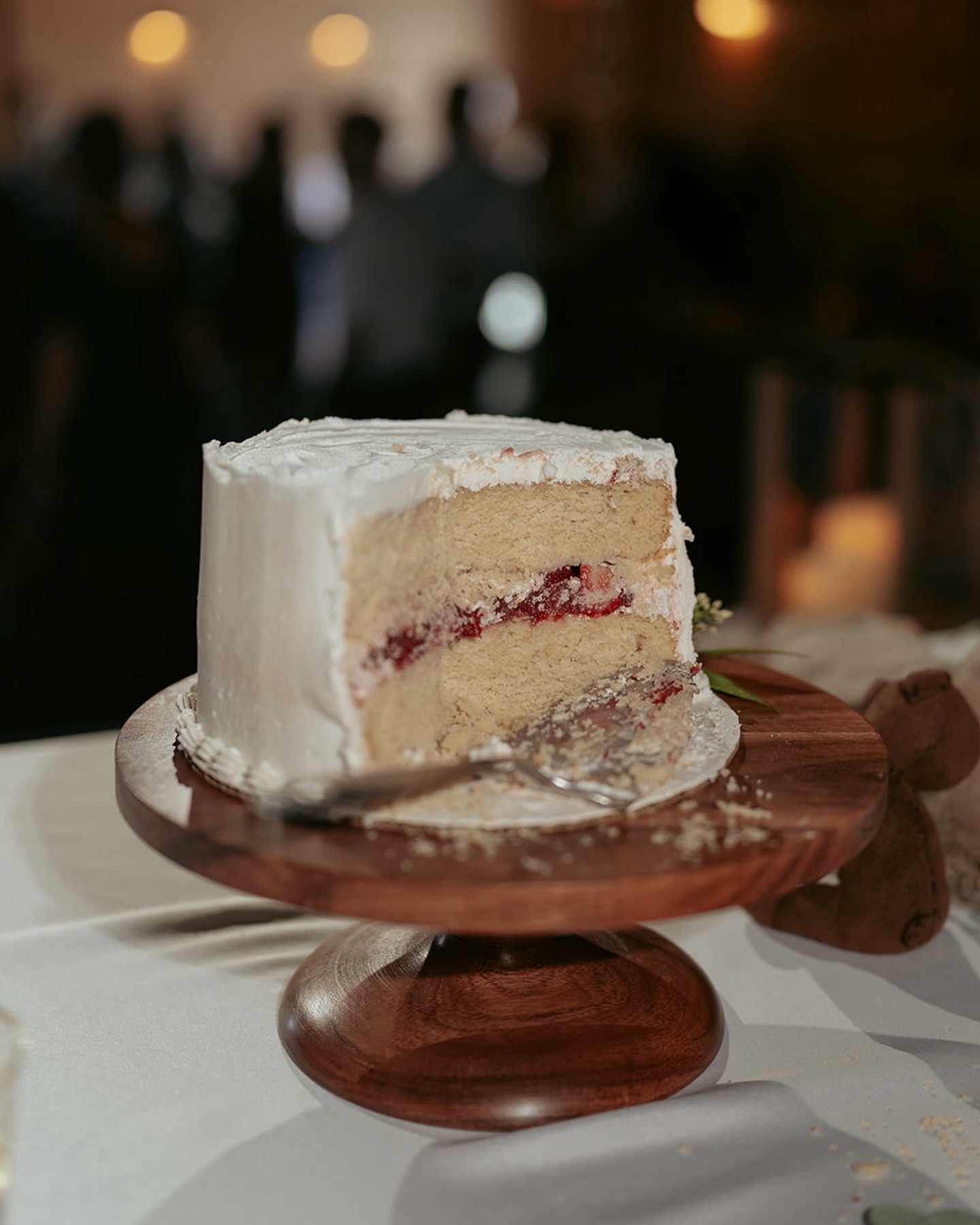 Big fan of the chaotic aftermath of a wedding cake cutting