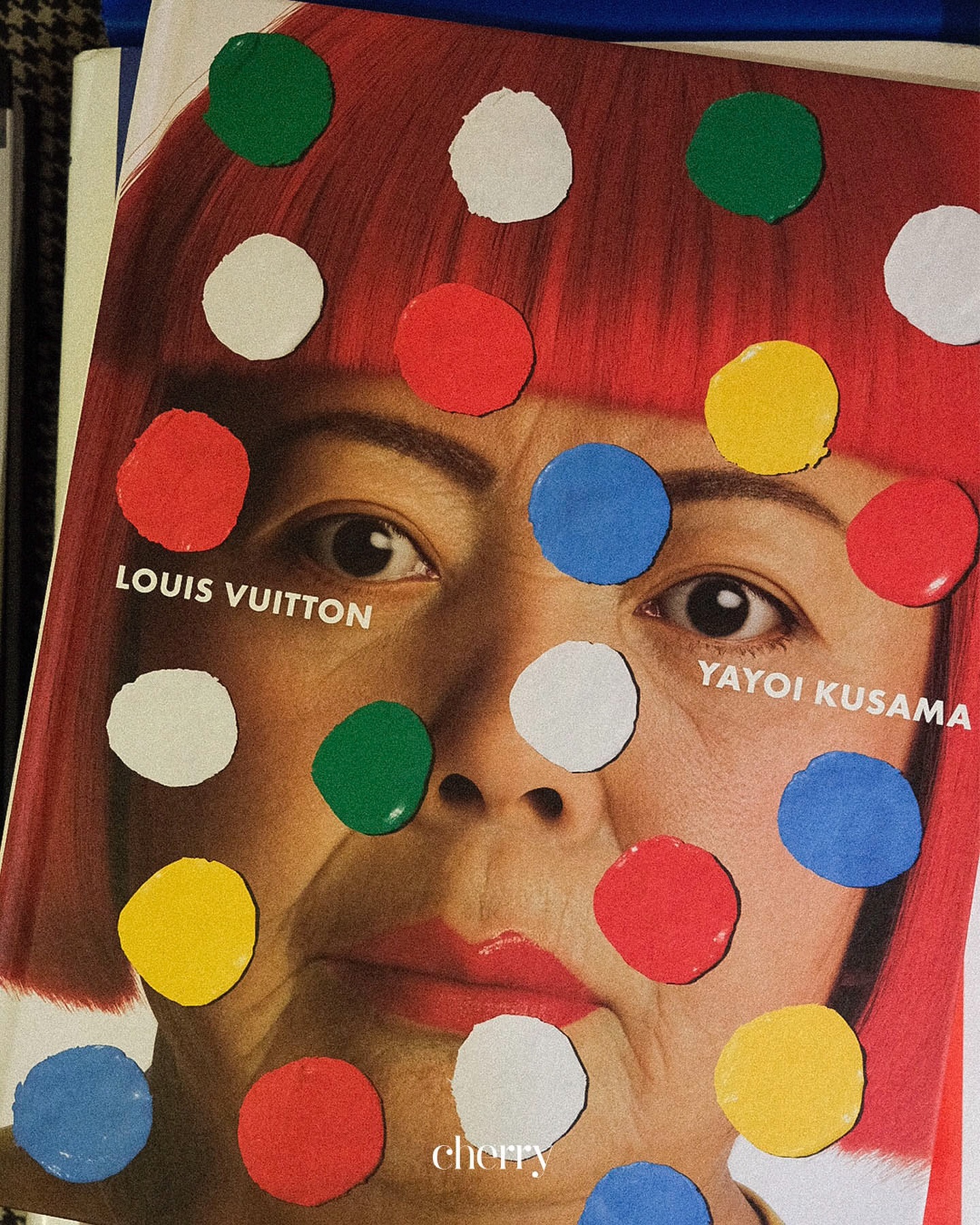 O poder da colaboração é algo muitas vezes subestimado. Mas não pela Louis Vuitton. Com um território visual cheio de equities, a marca colabora com uma série de artistas que fazem a reinterpretação do seu monograma em diferentes linhas de produtos. Iniciativa, por exemplo, que trouxe enorme visibilidade para a marca foi a parceria criativa com a artista plástica japonesa Yayoi Kusama. Essa iniciativa repercutiu não só apresentando peças icônicas interpretadas em temas coloridos, como reforçando a ode à arte e ao trabalho artesanal audacioso. Sob a inspiração de ícones da arte de Kusama, a coleção apresentou novos temas, como Pumpkins, Faces, Figurative Flowers e Infinity Dots, presentes em todos os designs da maison através de materiais incríveis usados nas lojas.