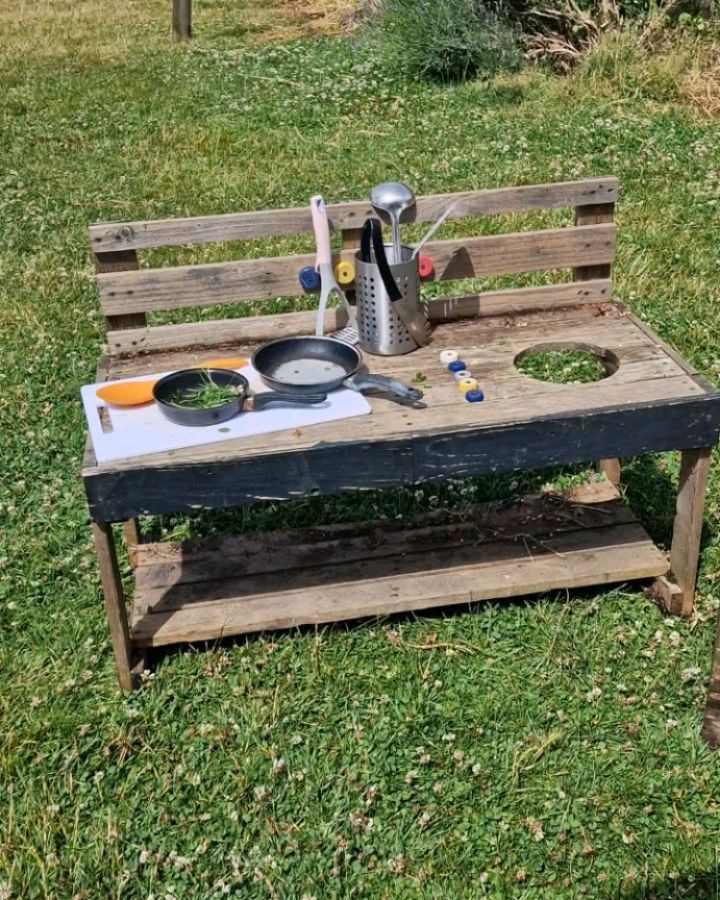 Who wants to play in the mud kitchen? Hours of fun and imaginative play can be had with a few repurposed pallets and some old saucepans!